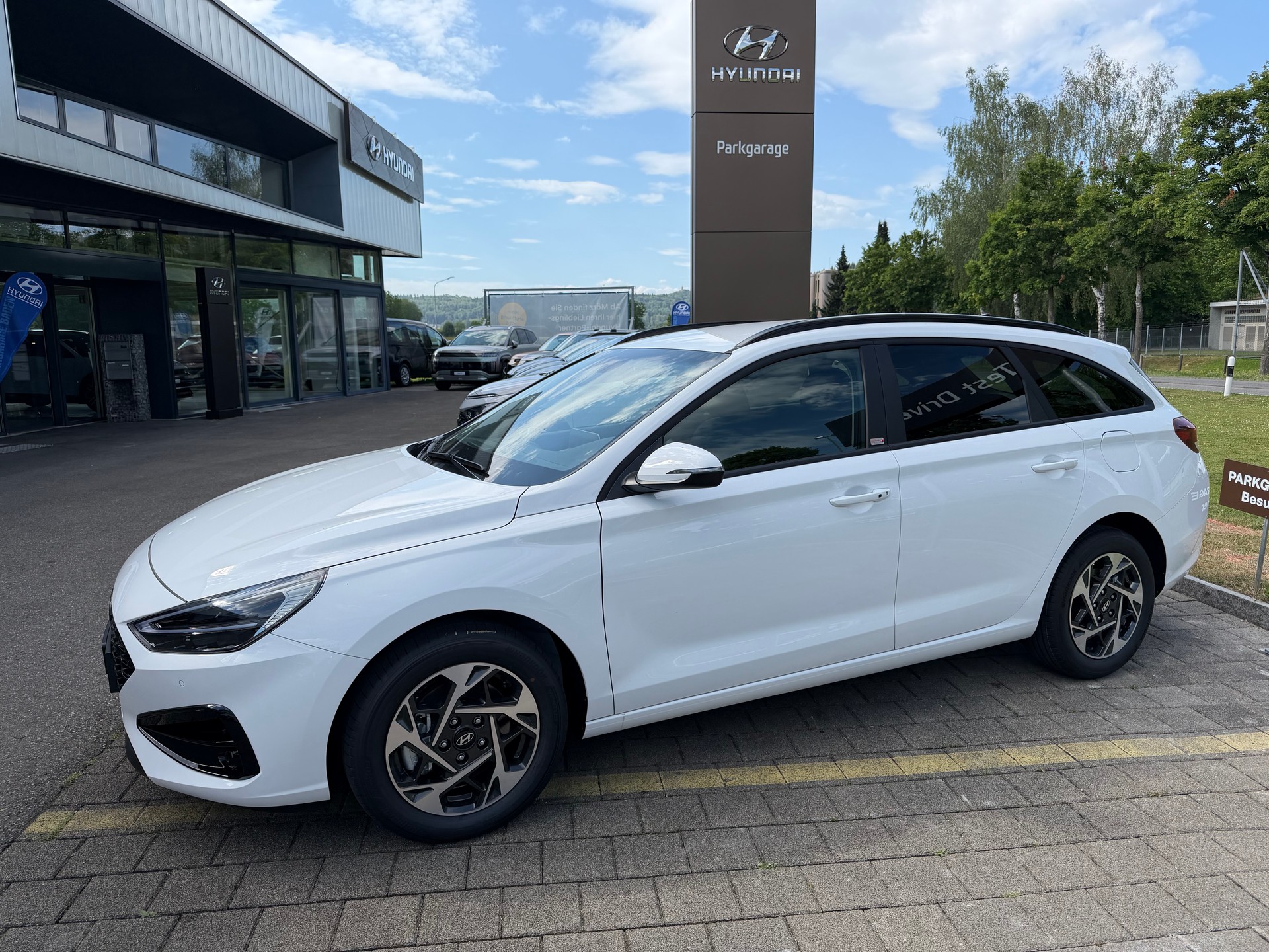 HYUNDAI i30 Wagon 1.6 T-GDi Amplia DCT-image-1