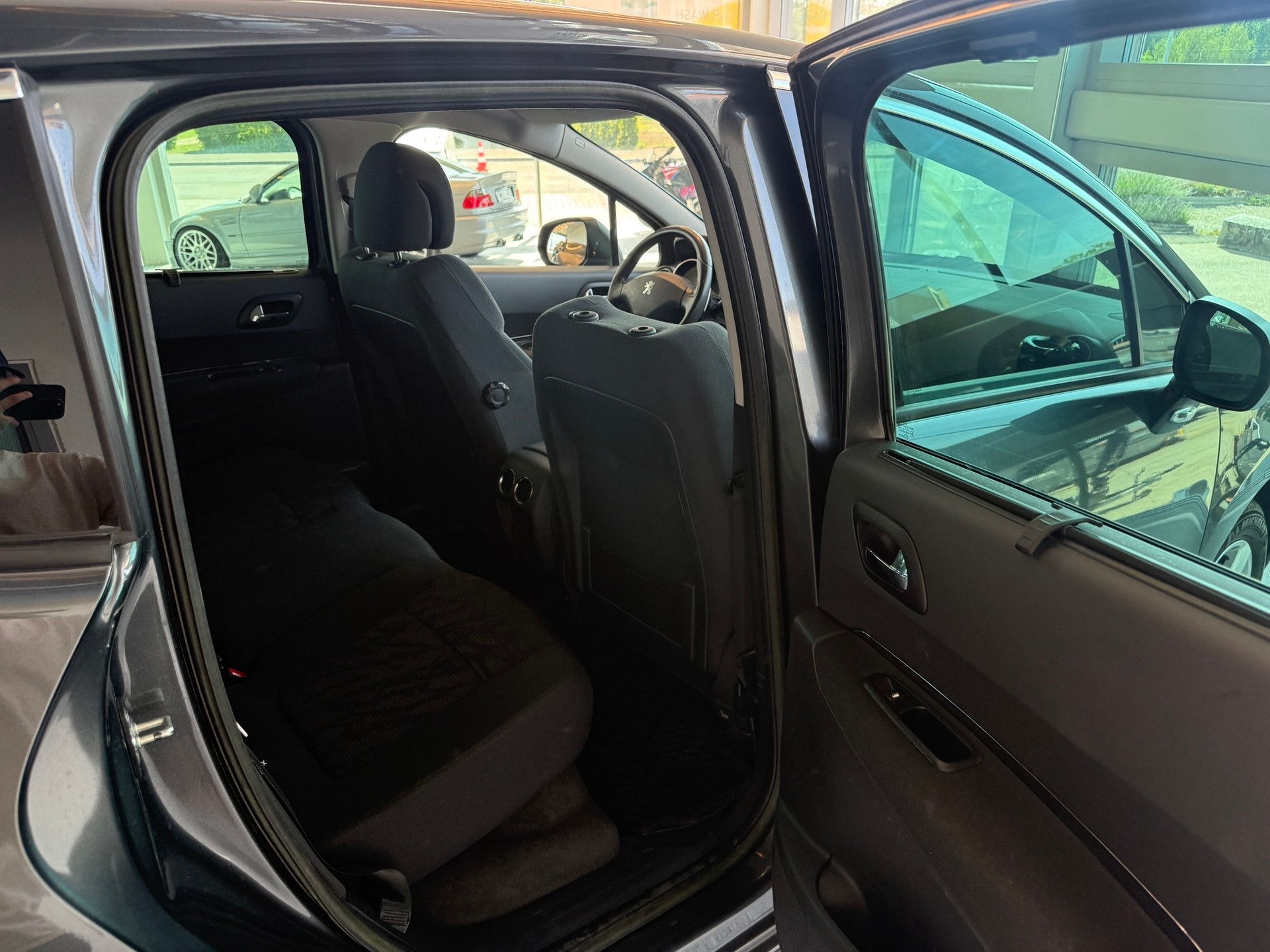 PEUGEOT 3008 1.6 HDI Allure EGS6-image-10