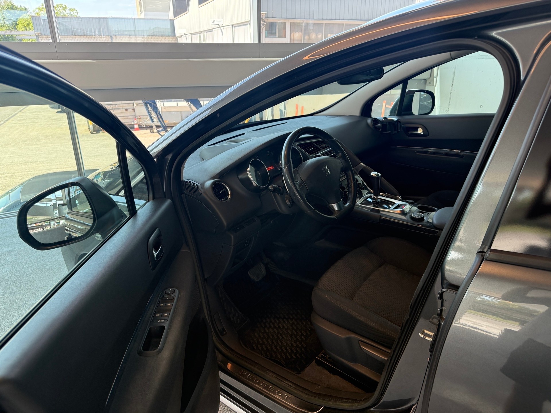 PEUGEOT 3008 1.6 HDI Allure EGS6-image-6
