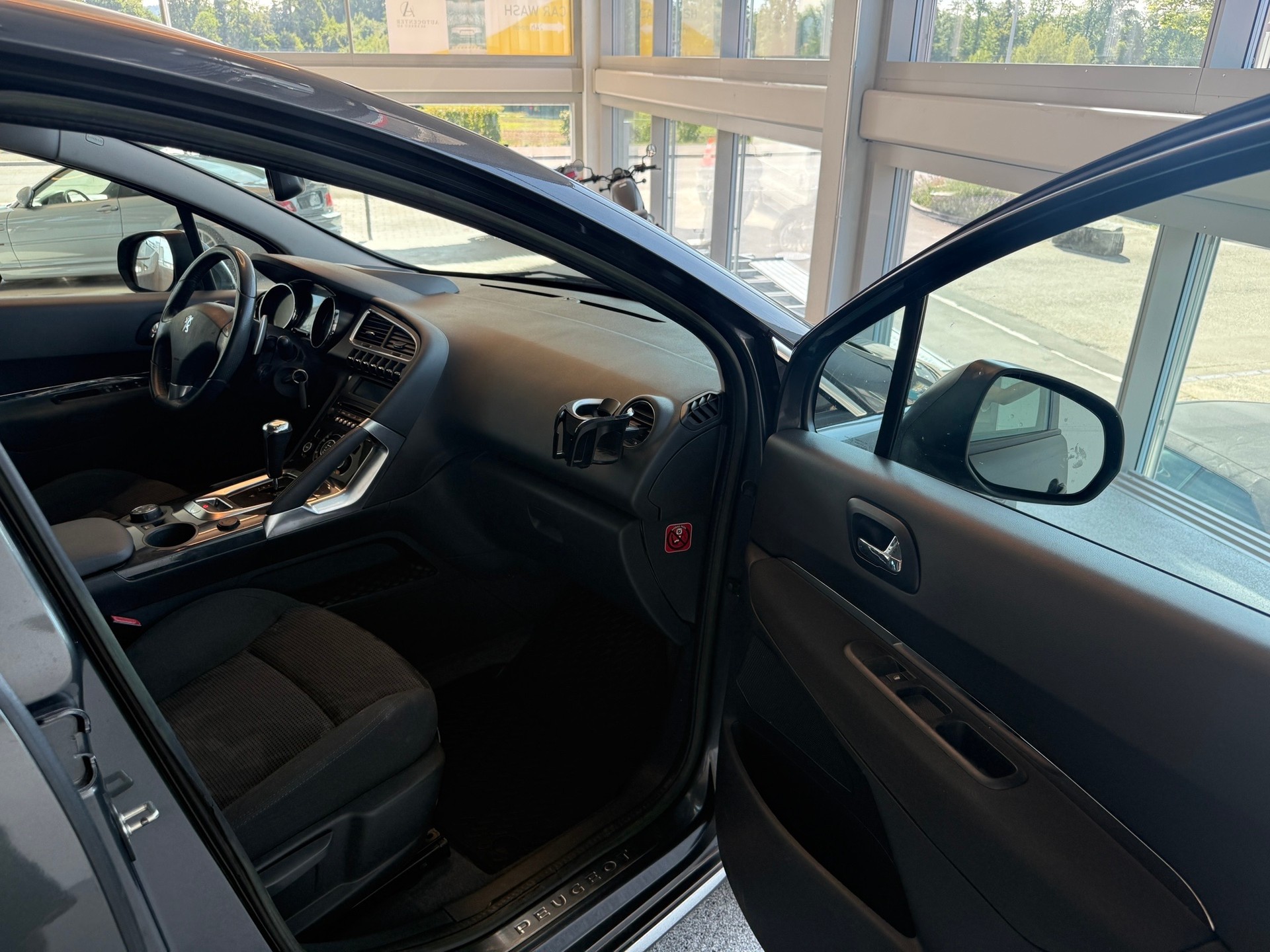 PEUGEOT 3008 1.6 HDI Allure EGS6-image-9