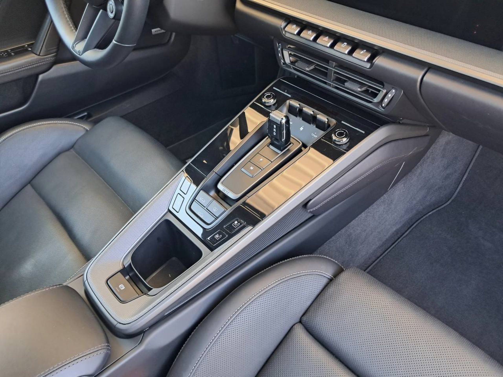 PORSCHE 911 Carrera 4S-image-18