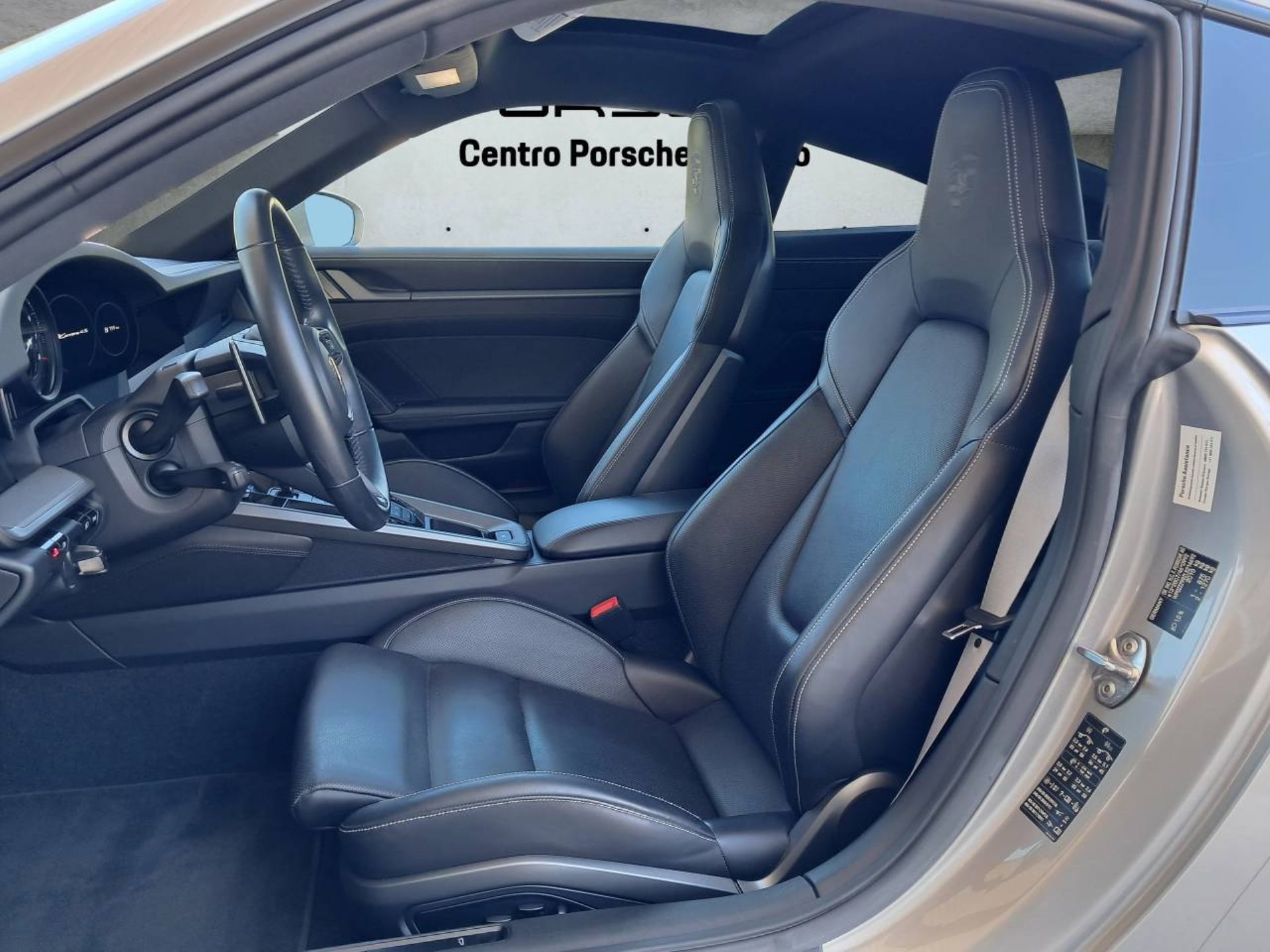 PORSCHE 911 Carrera 4S-image-4