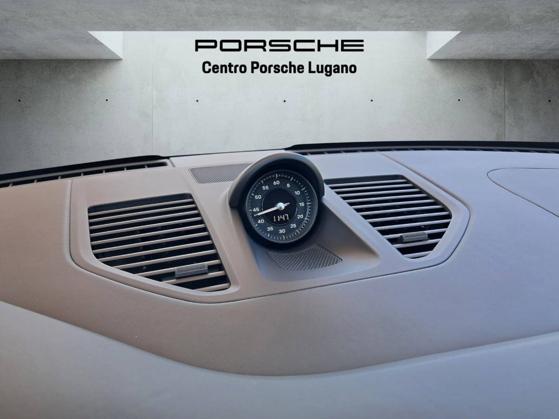 PORSCHE 911 Carrera 4S-image-24