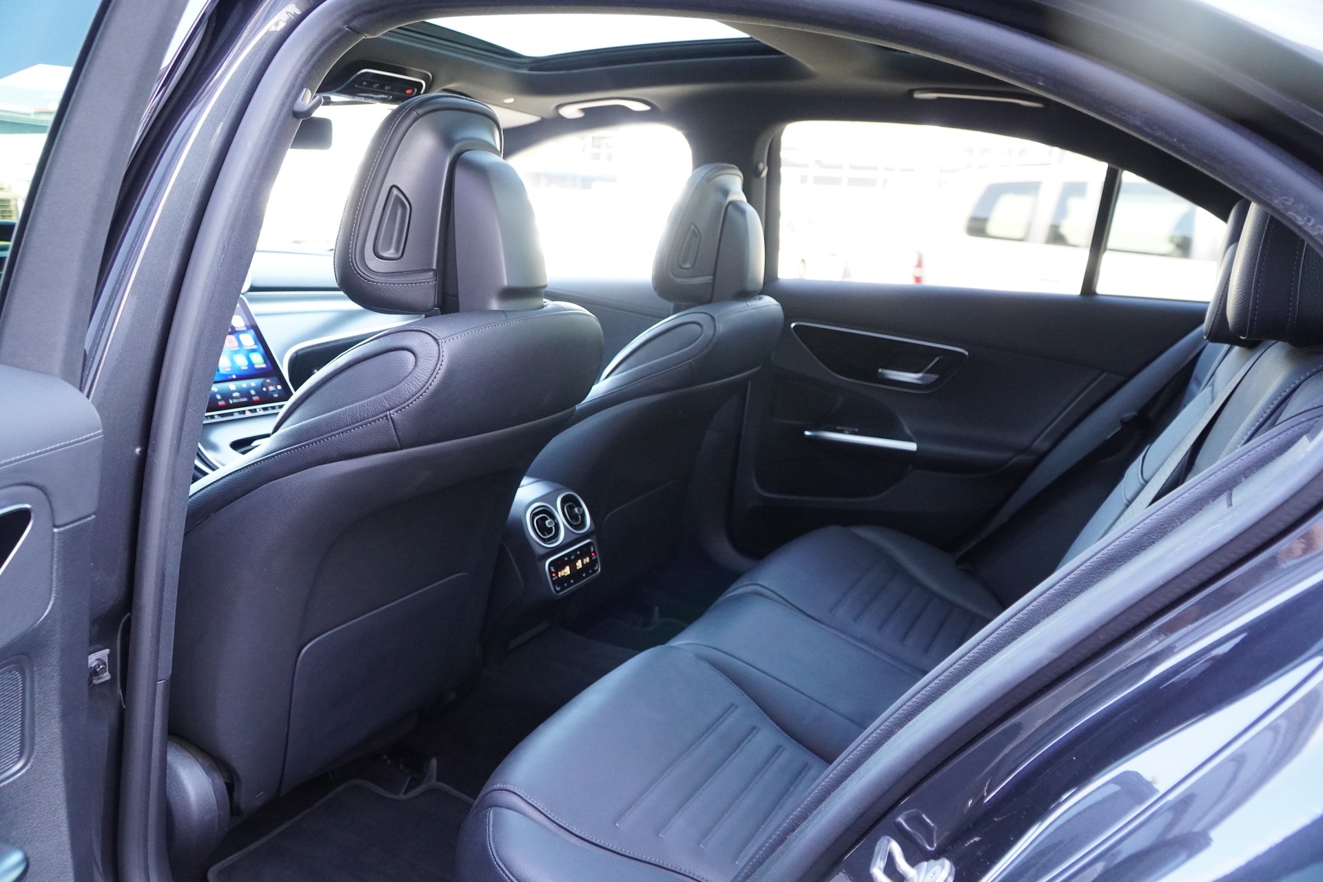 MERCEDES-BENZ C 200 4Matic AMG Line-image-10