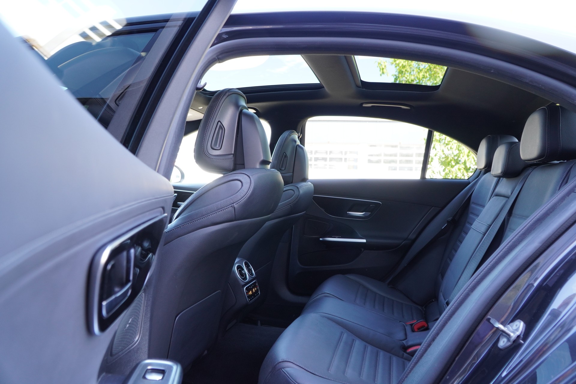 MERCEDES-BENZ C 200 4Matic AMG Line-image-9