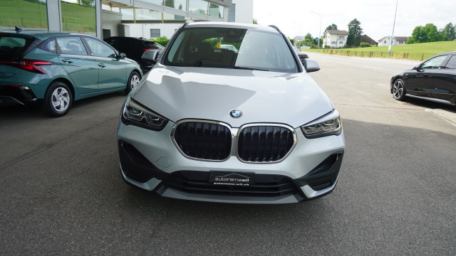 BMW X1 xDrive 18d-showroom-element-1