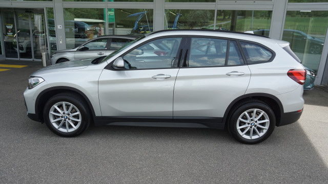 BMW X1 xDrive 18d-showroom-element-2