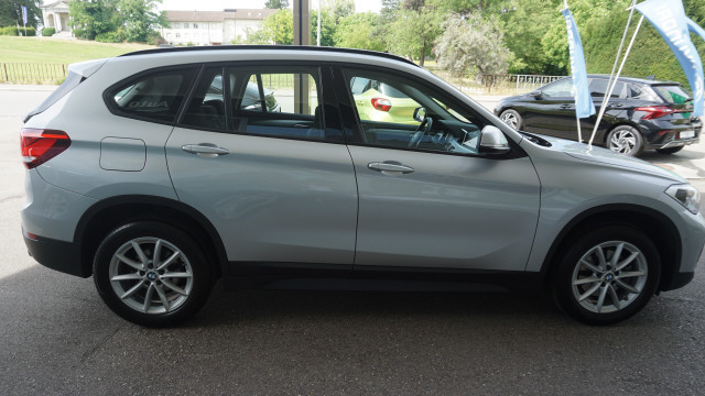 BMW X1 xDrive 18d-showroom-element-3