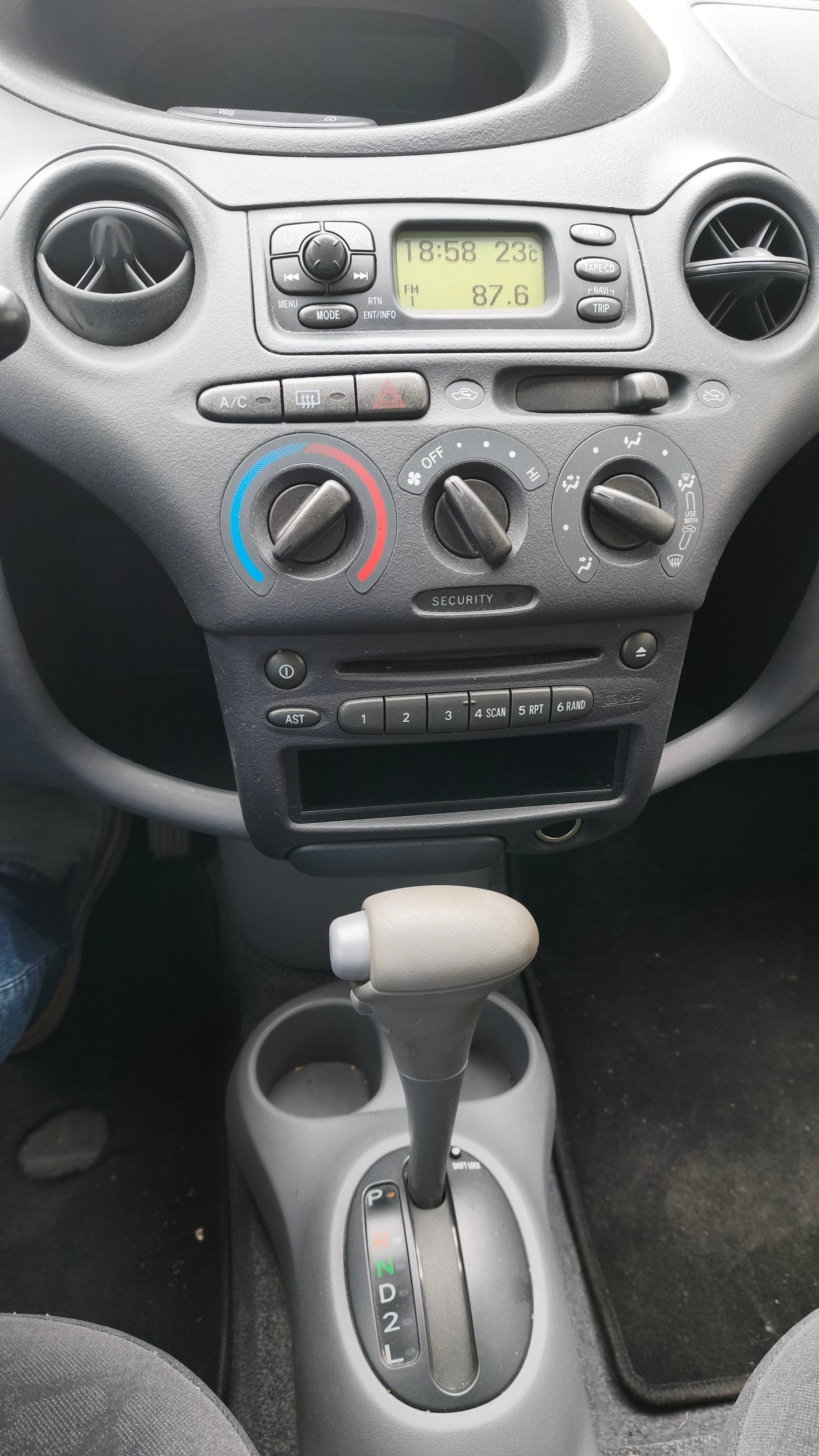 TOYOTA Yaris 1.3 Linea Sol-image-9