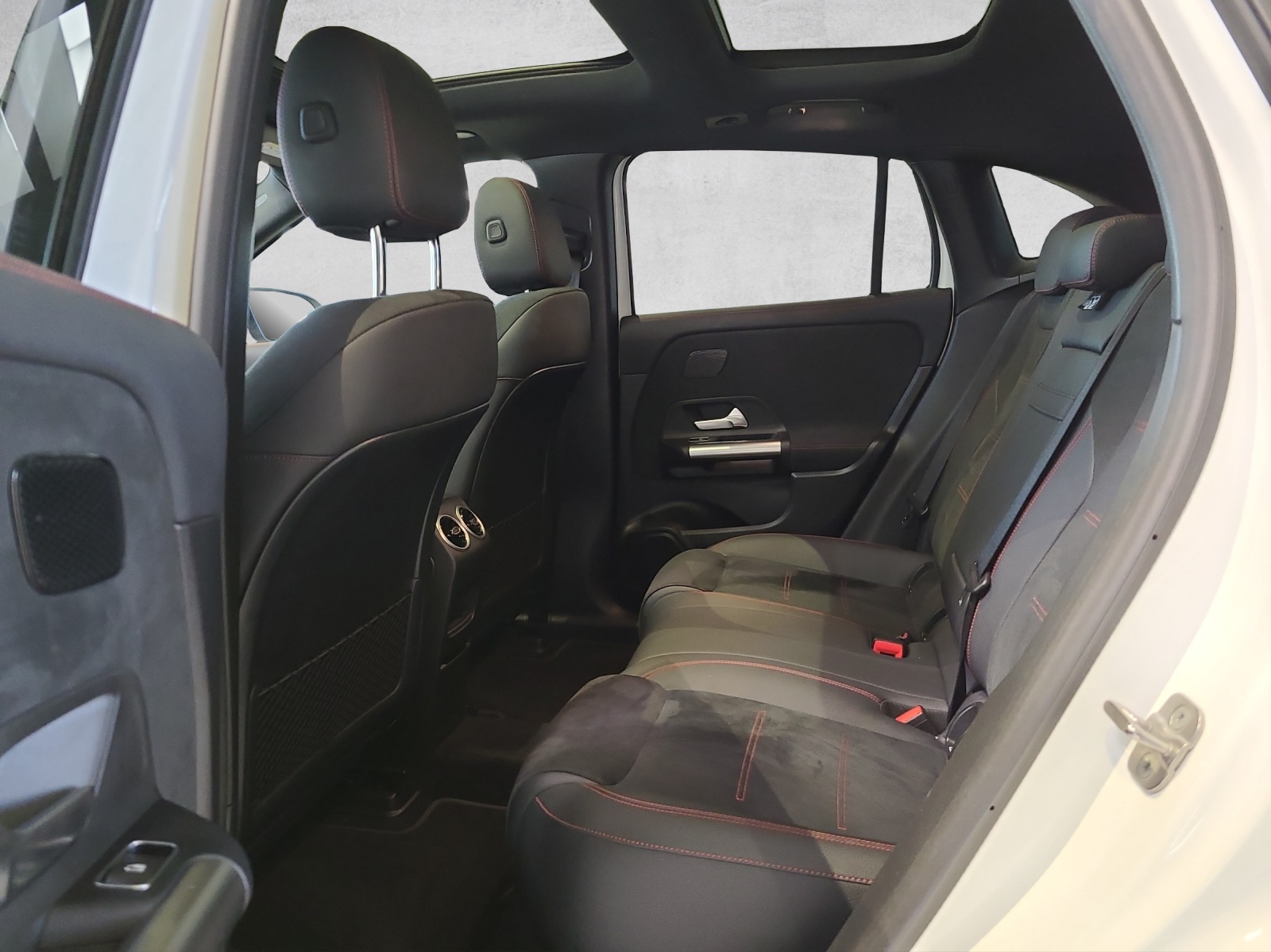 MERCEDES-BENZ EQA 350 66,5 kWh 4Matic Swiss Star-image-10