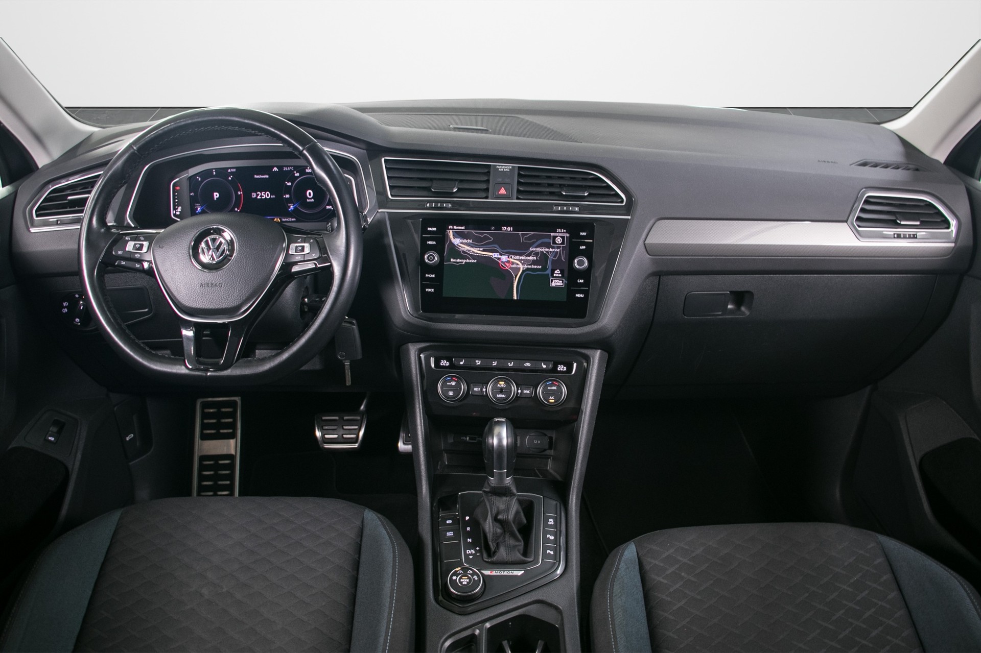 VW Tiguan 2.0 TDI SCR R-Line 4Motion DSG-image-3