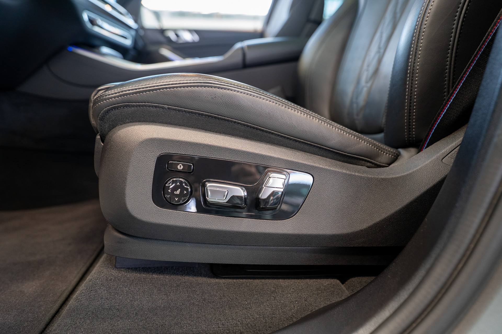 BMW X5 48V M60i xDrive M Sport Pro / Panorama-Schiebdach / Head-Up Display / Harman Kardon-image-25