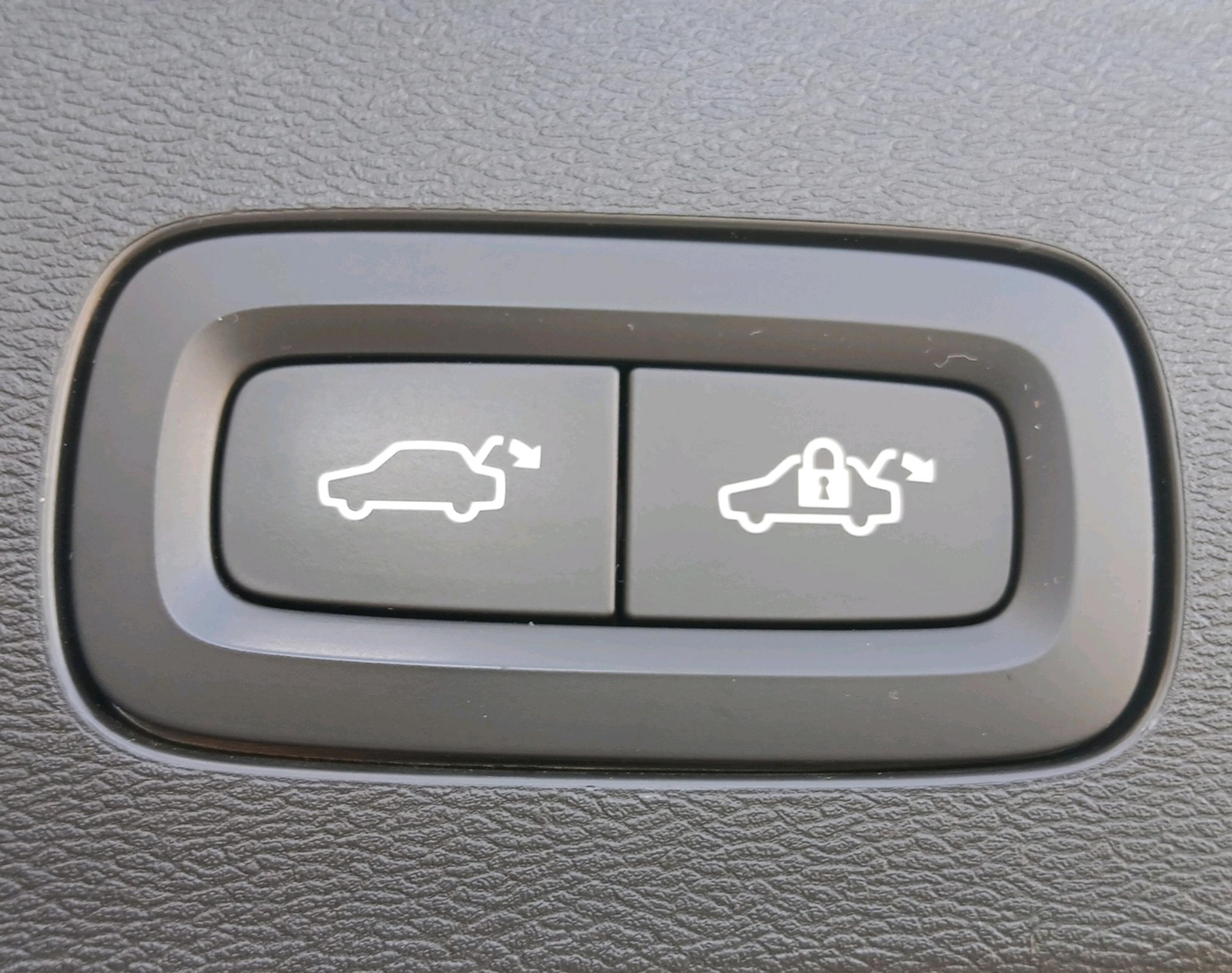 VOLVO V60 2.0 T8 TE Ultra Dark eAWD-image-18