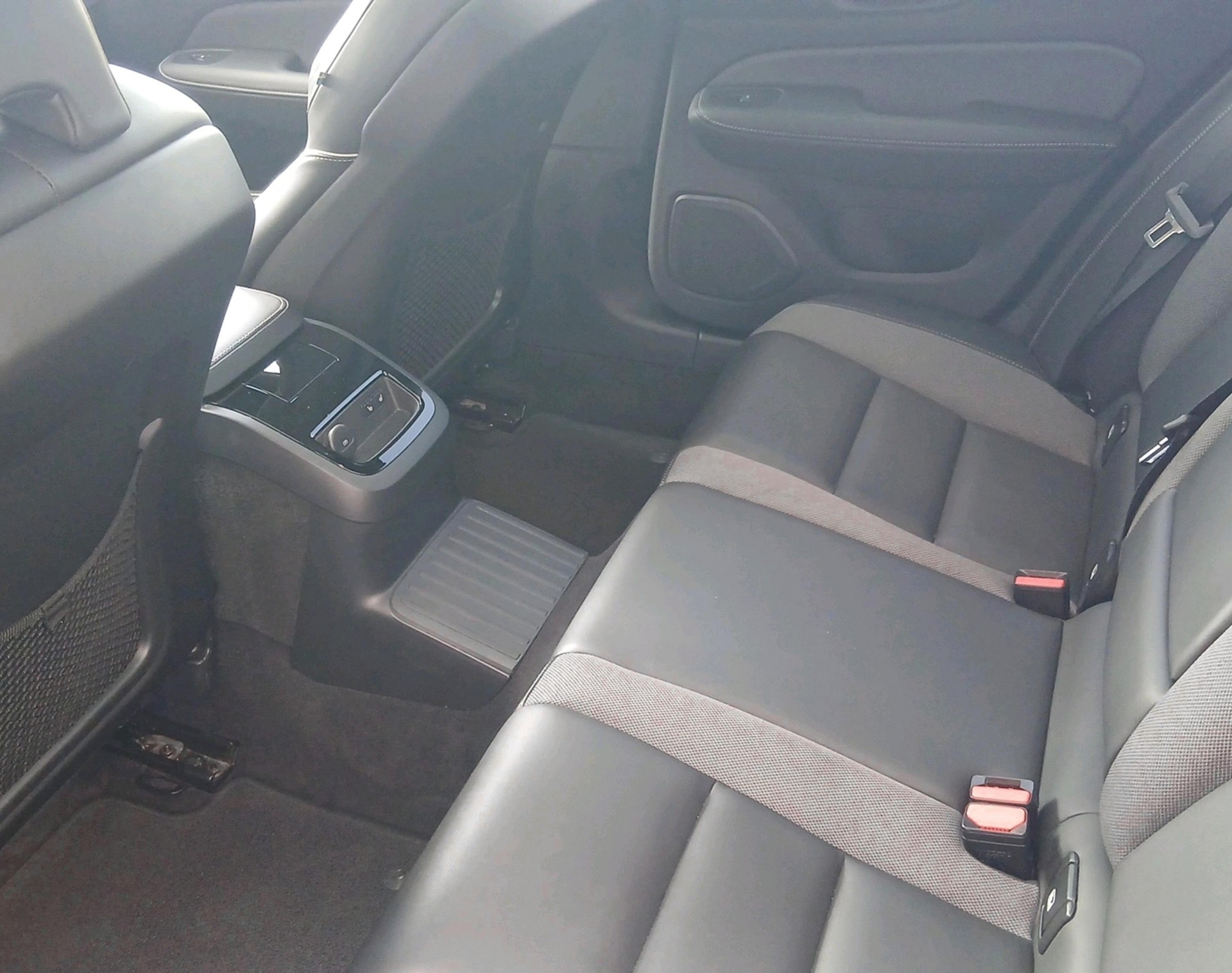VOLVO V60 2.0 T8 TE Ultra Dark eAWD-image-3