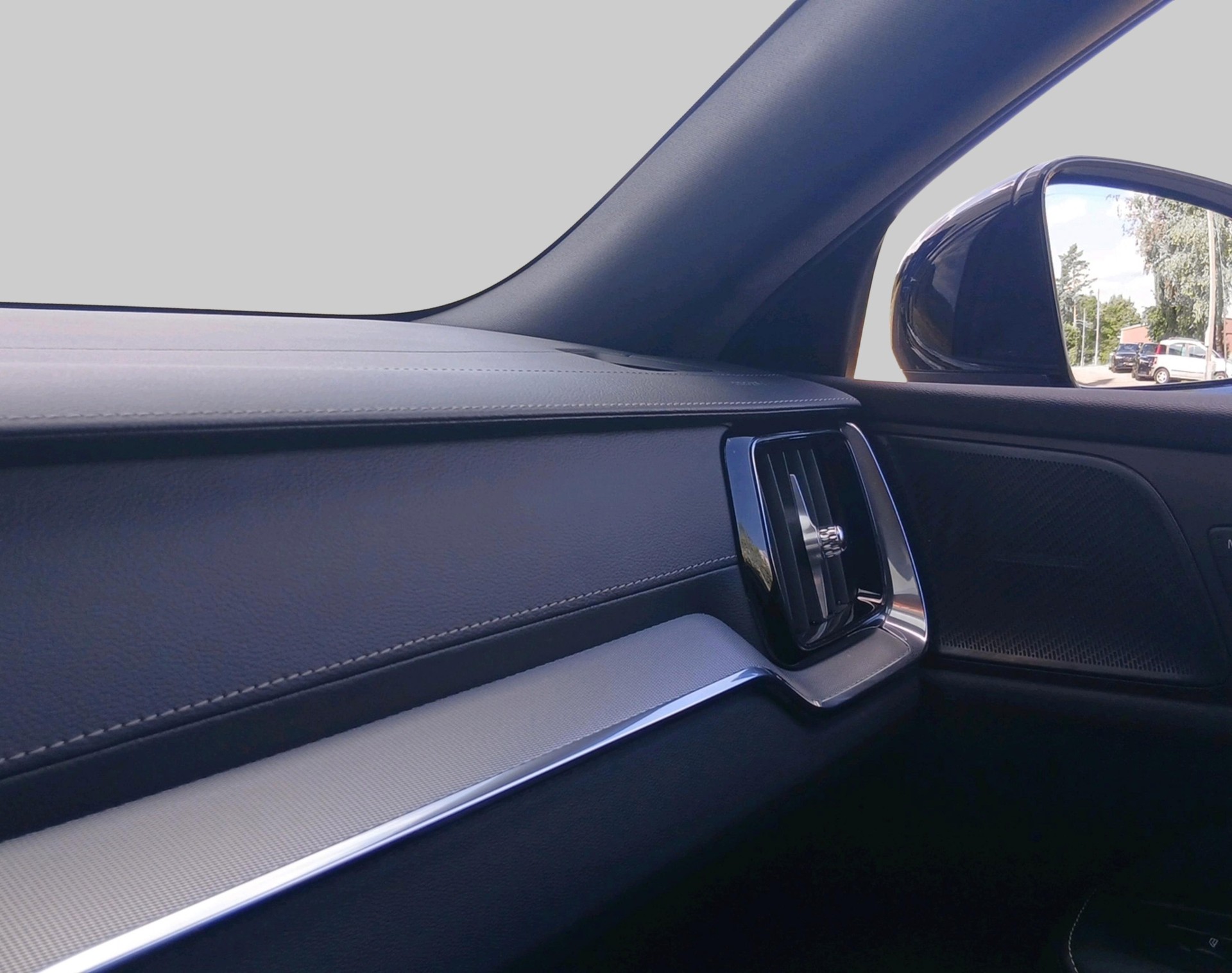 VOLVO V60 2.0 T8 TE Ultra Dark eAWD-image-17