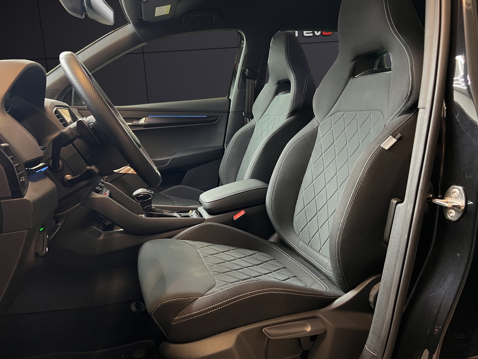 SKODA Karoq 1.5 TSI ACT SportLine DSG-image-7