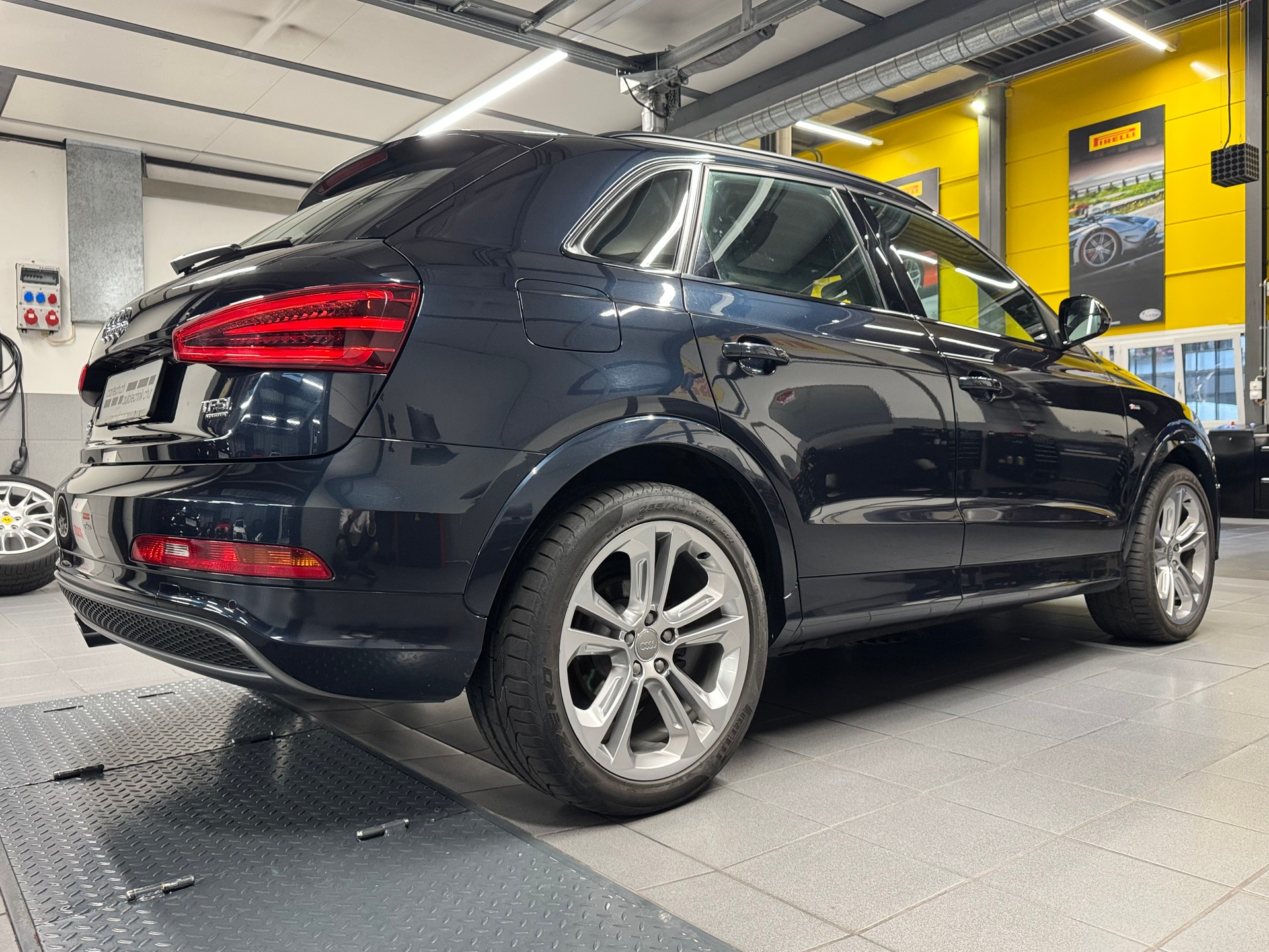 AUDI Q3 2.0 TFSI quattro S-tronic-image-9