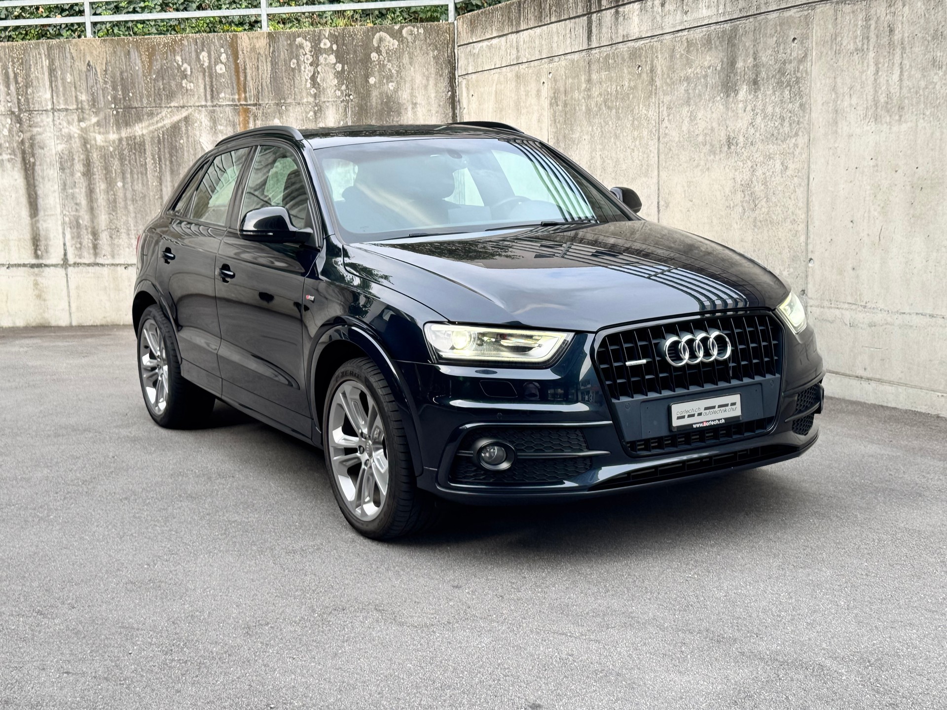 AUDI Q3 2.0 TFSI quattro S-tronic-image-3