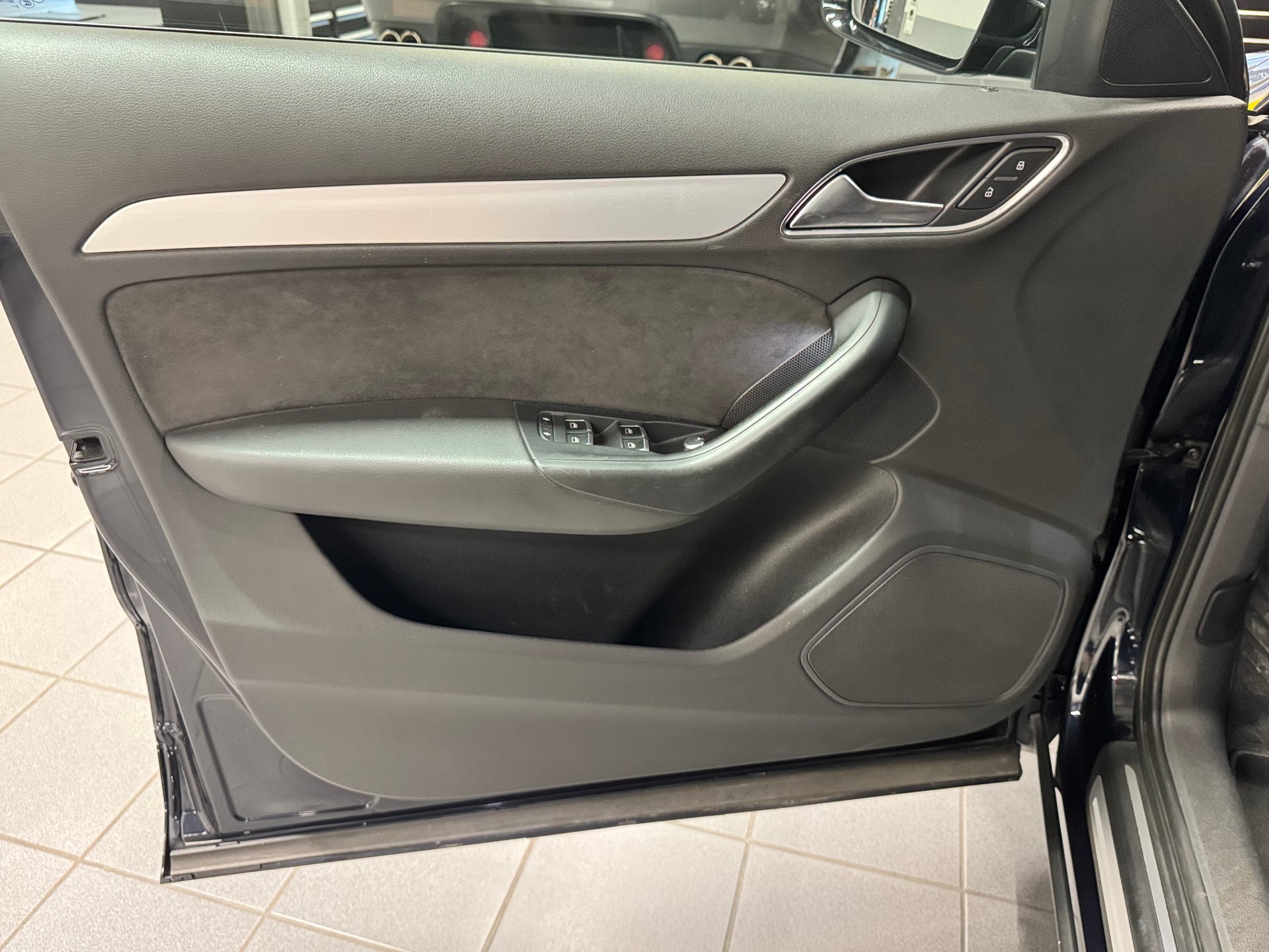 AUDI Q3 2.0 TFSI quattro S-tronic-image-14