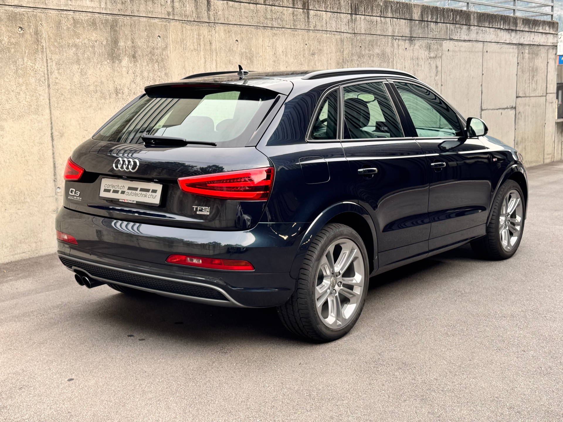 AUDI Q3 2.0 TFSI quattro S-tronic-image-2