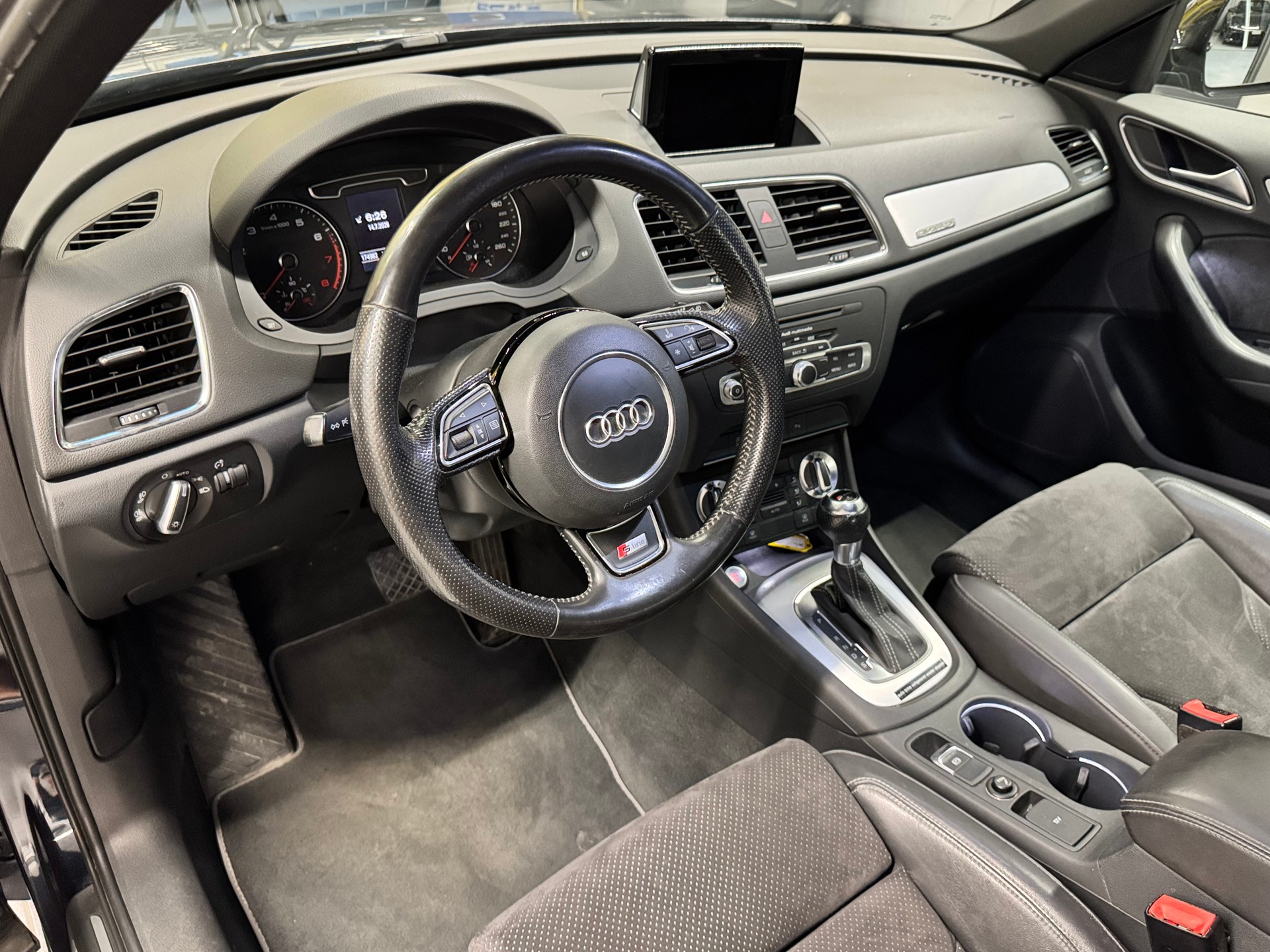 AUDI Q3 2.0 TFSI quattro S-tronic-image-15