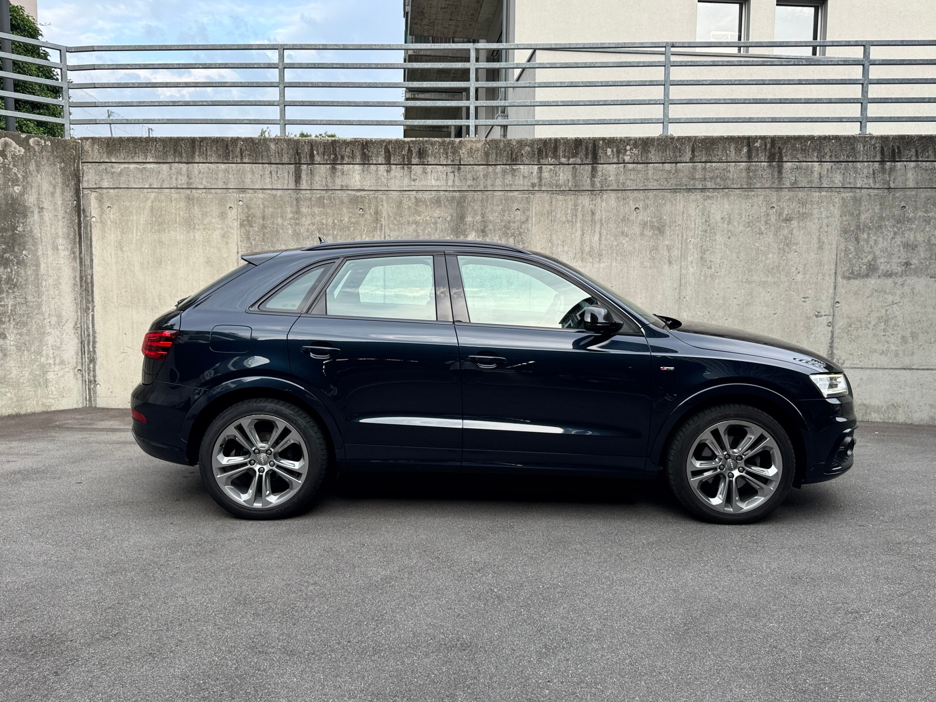 AUDI Q3 2.0 TFSI quattro S-tronic-image-1
