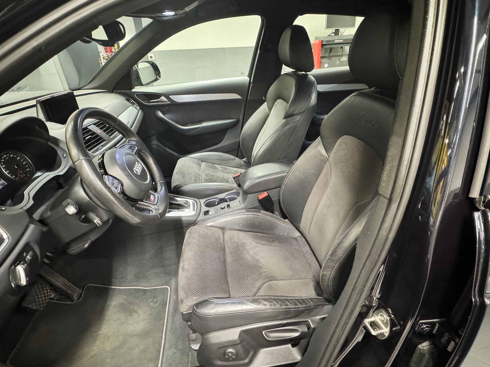 AUDI Q3 2.0 TFSI quattro S-tronic-image-13