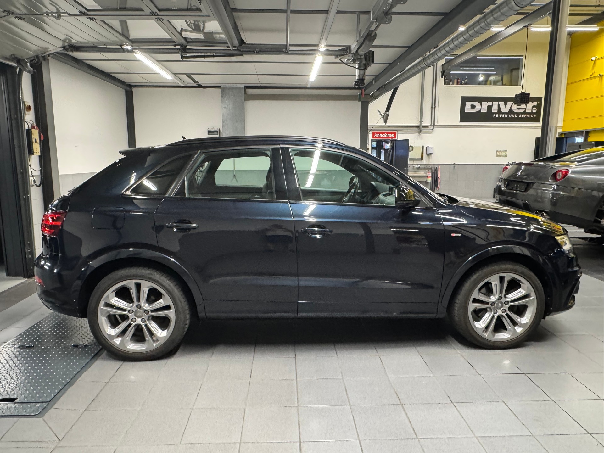 AUDI Q3 2.0 TFSI quattro S-tronic-image-10