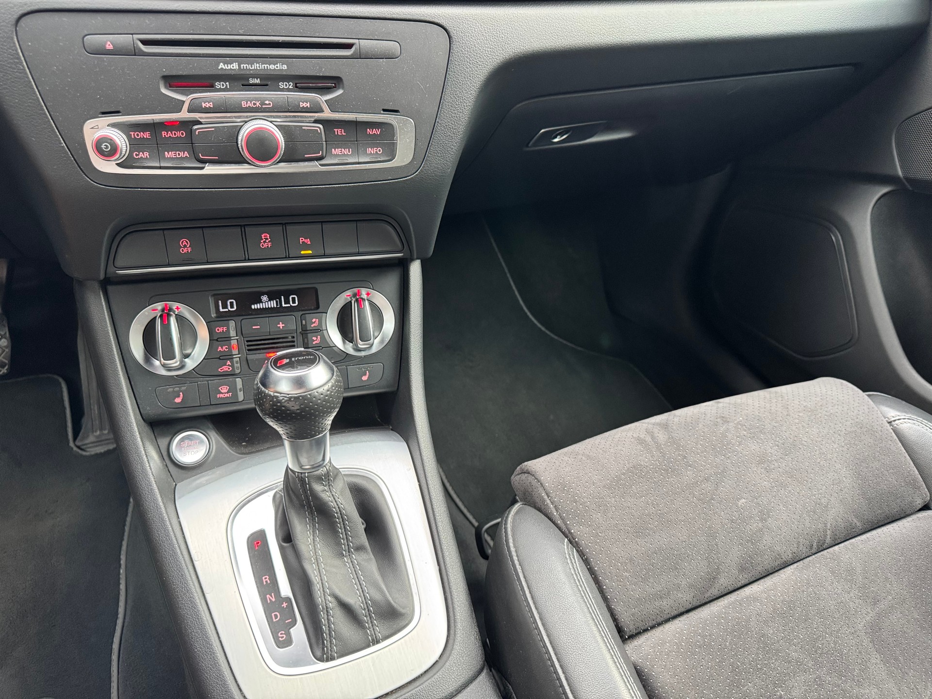 AUDI Q3 2.0 TFSI quattro S-tronic-image-21