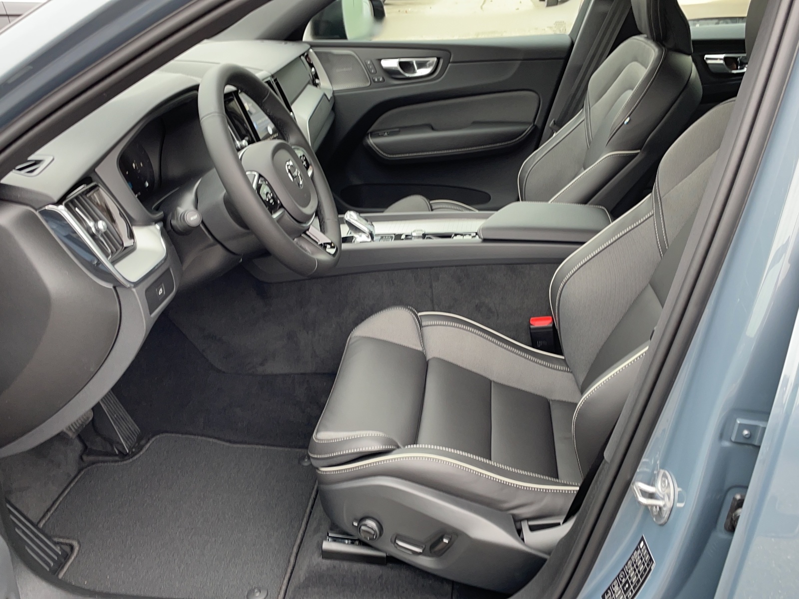 VOLVO XC60 2.0 B5 MH Plus Dark AWD-image-8