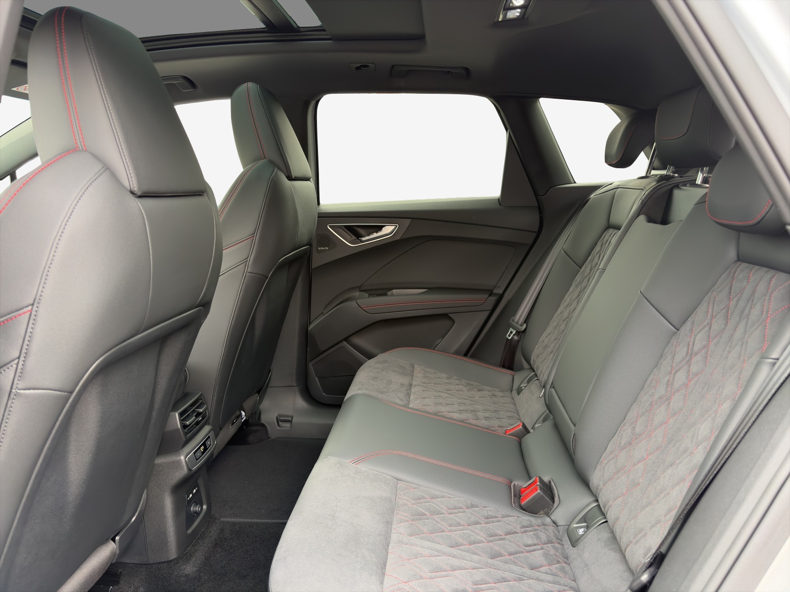 AUDI Q4 e-tron 45 Edition Swiss Ski quattro-image-11