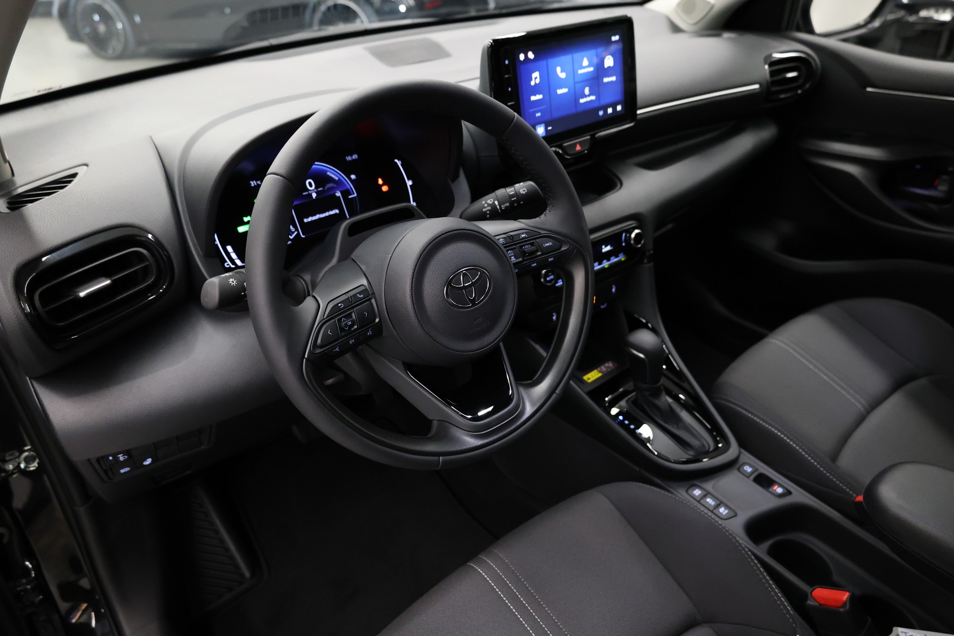 TOYOTA Yaris 1.5 VVT-i HSD Teamplayer-image-19