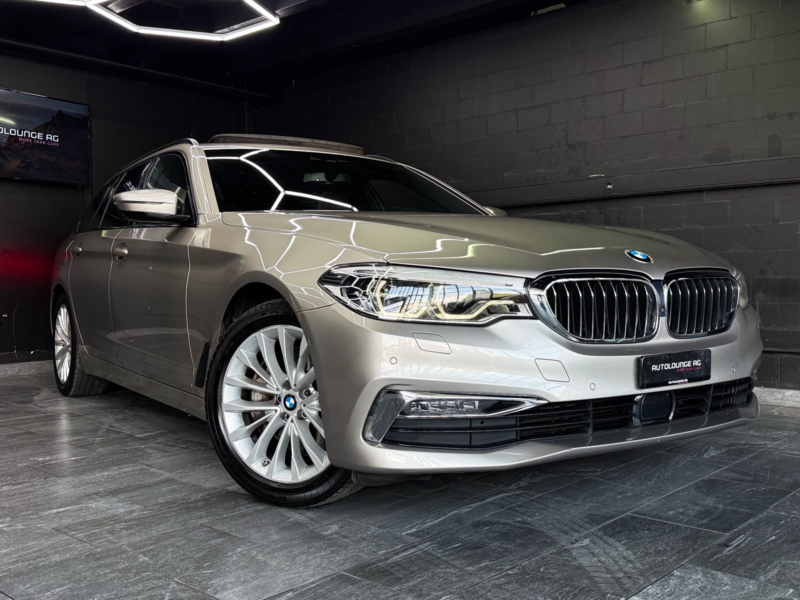 BMW 540d xDrive Touring Luxury Line Steptronic-image-0