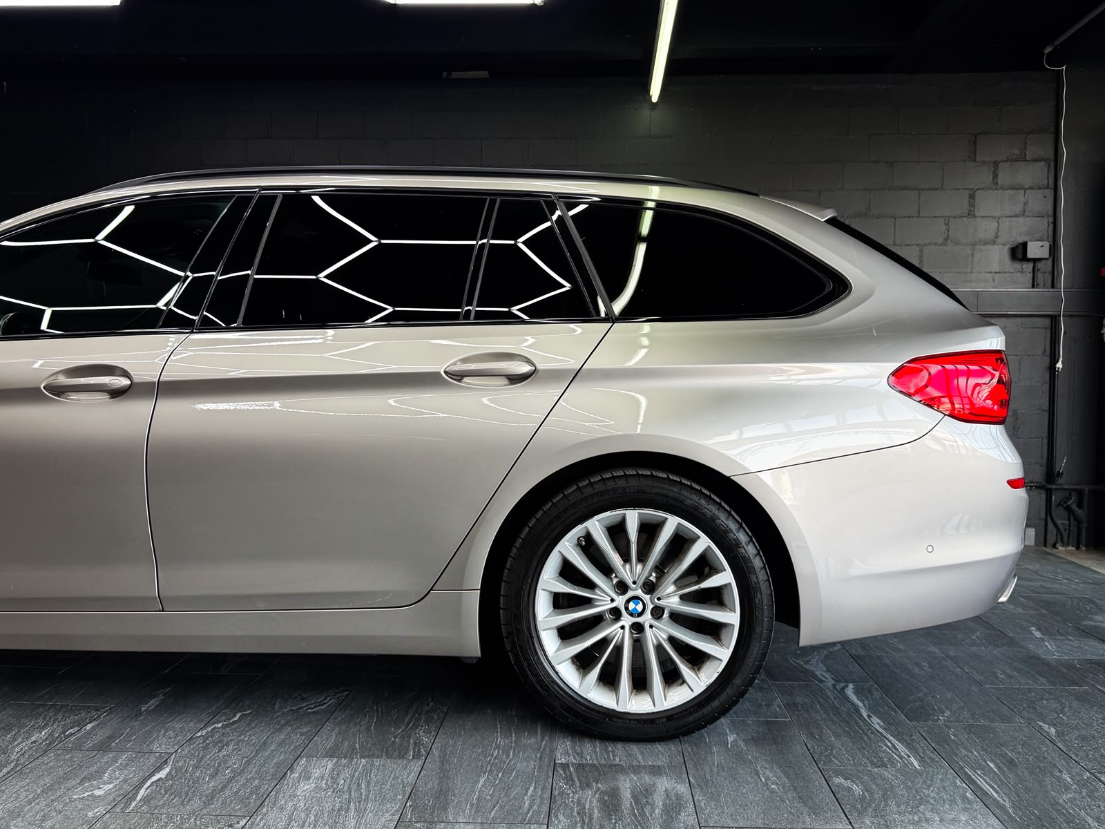 BMW 540d xDrive Touring Luxury Line Steptronic-image-6