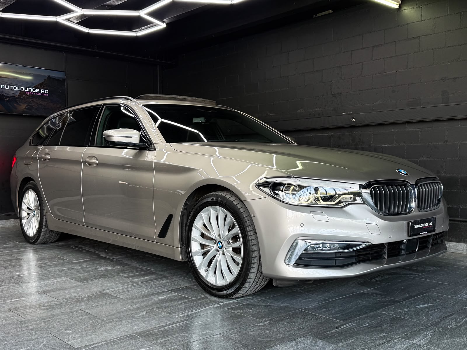 BMW 540d xDrive Touring Luxury Line Steptronic-image-2