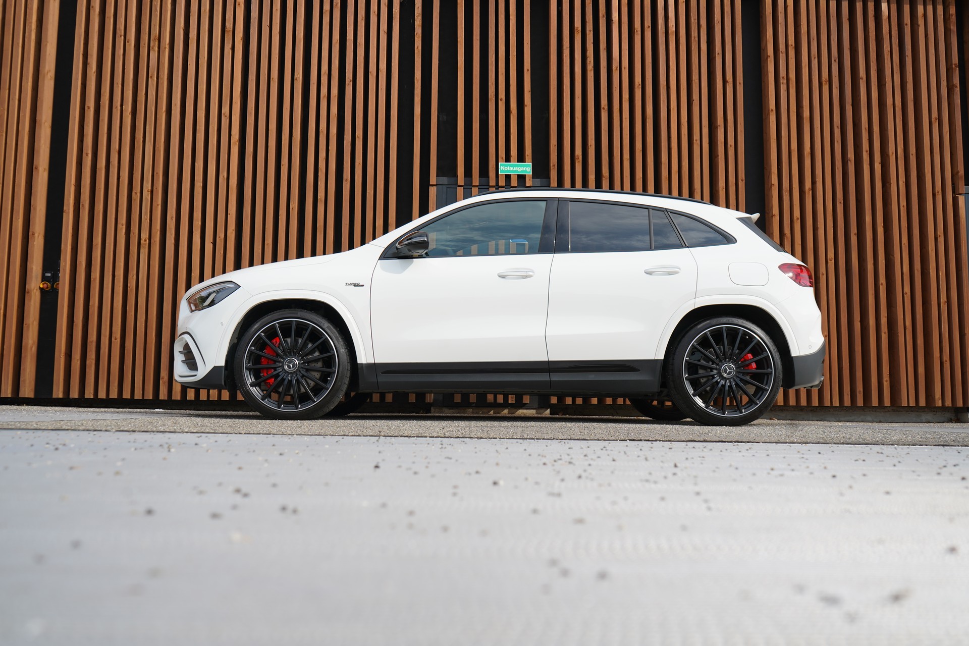 MERCEDES-BENZ GLA AMG 45 S 4MATIC+ NIGHT 8G-DCT l 421 PS-showroom-element-1