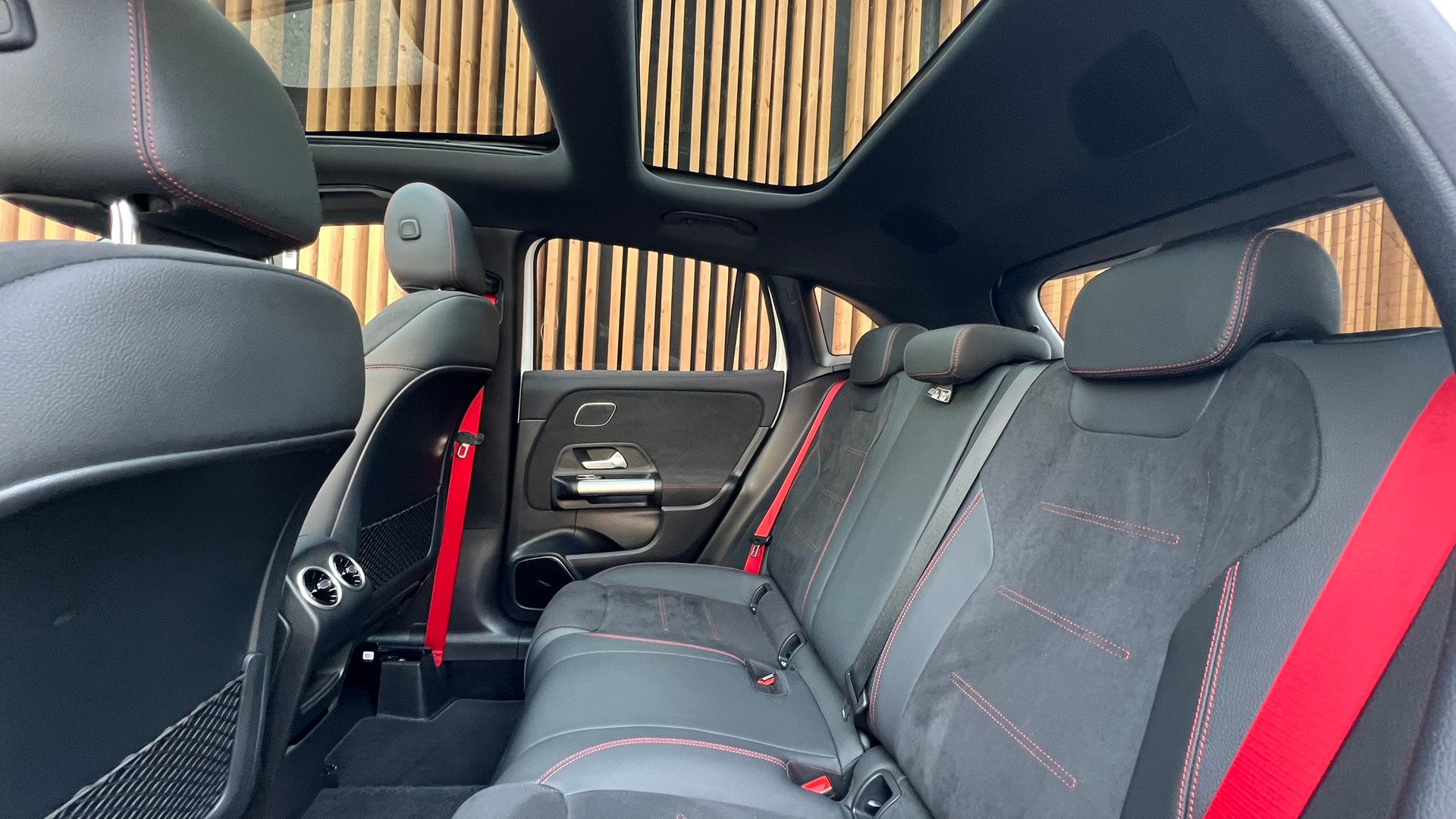 MERCEDES-BENZ GLA AMG 45 S 4MATIC+ NIGHT 8G-DCT l 421 PS-image-29