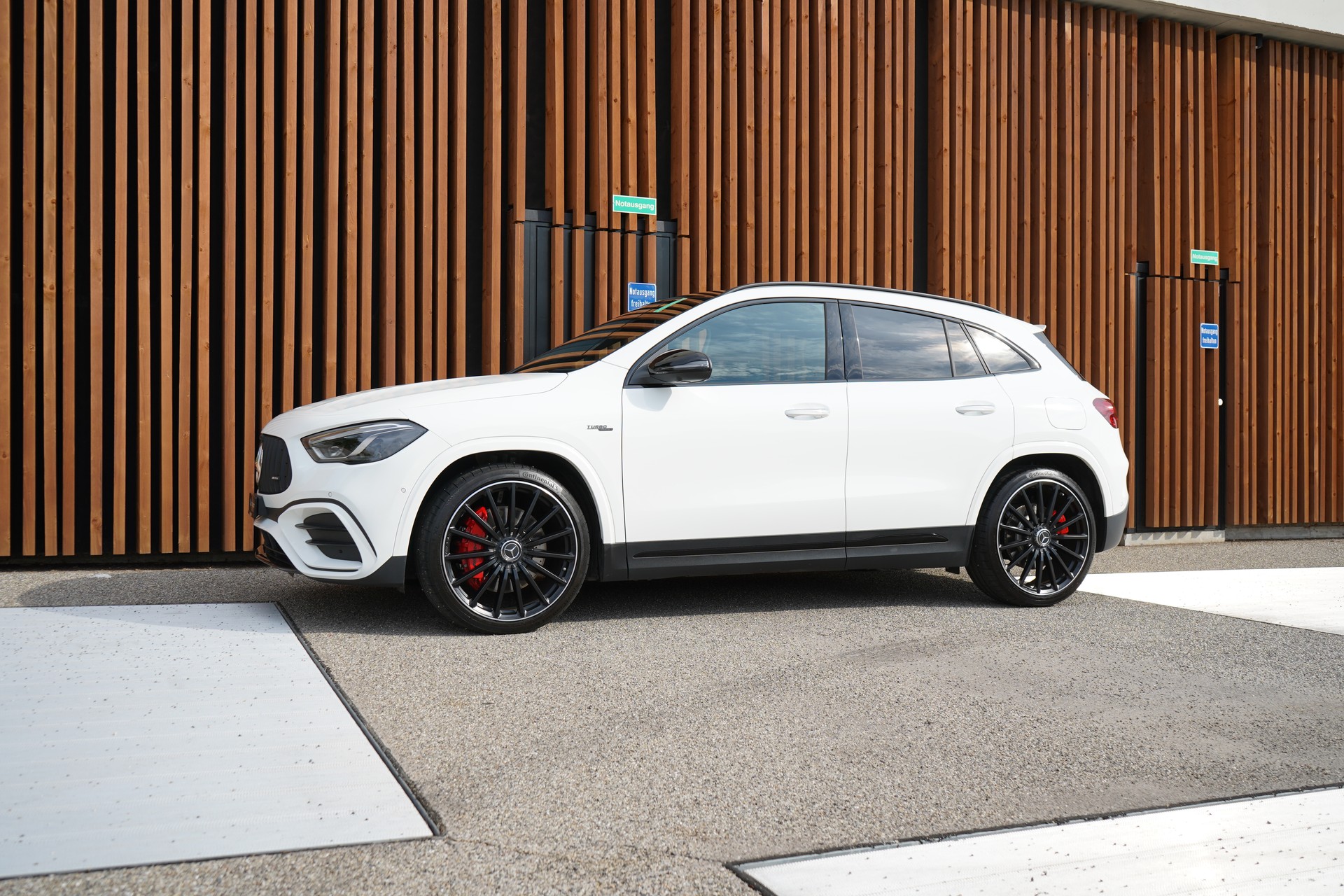 MERCEDES-BENZ GLA AMG 45 S 4MATIC+ NIGHT 8G-DCT l 421 PS-image-4