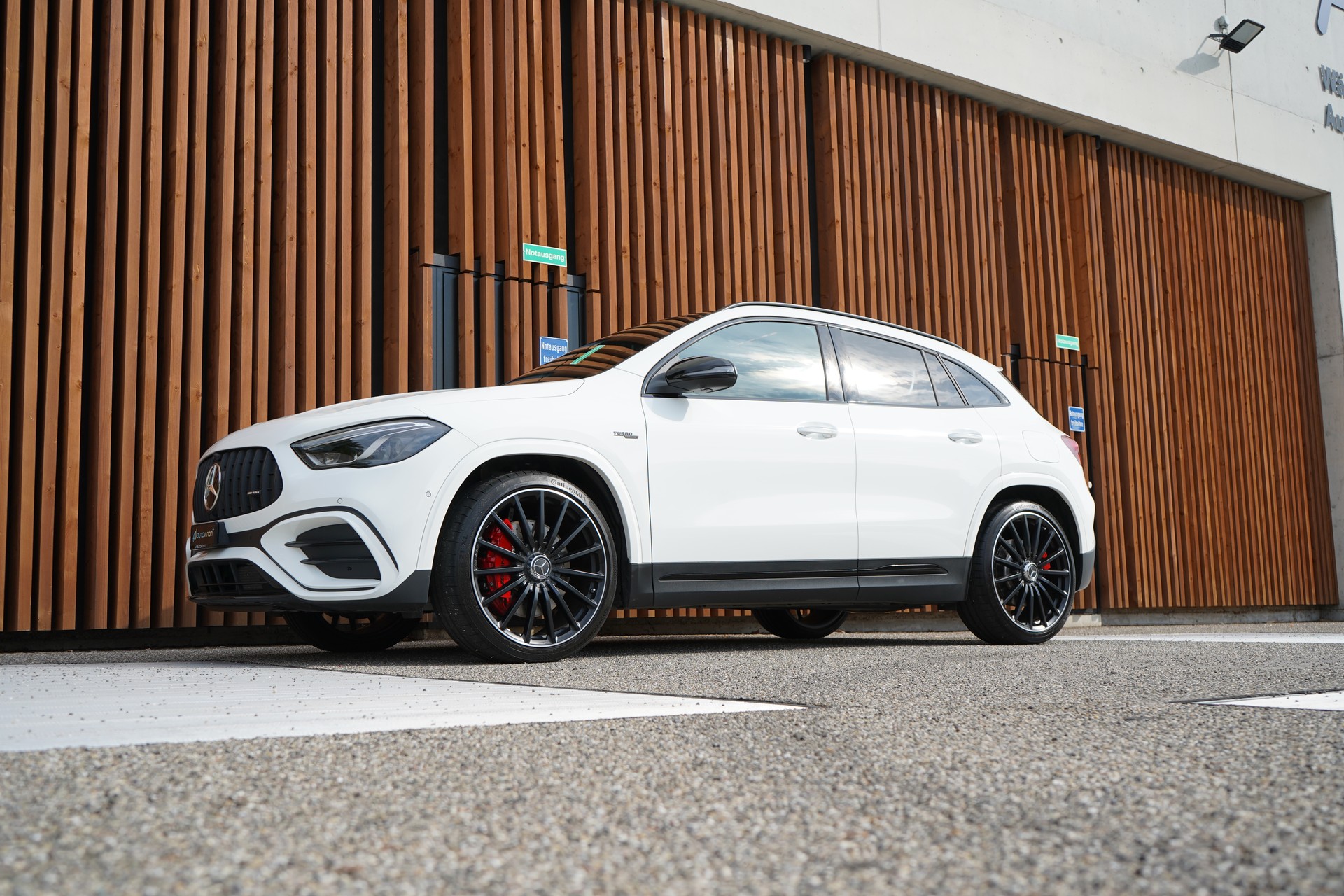 MERCEDES-BENZ GLA AMG 45 S 4MATIC+ NIGHT 8G-DCT l 421 PS-image-8
