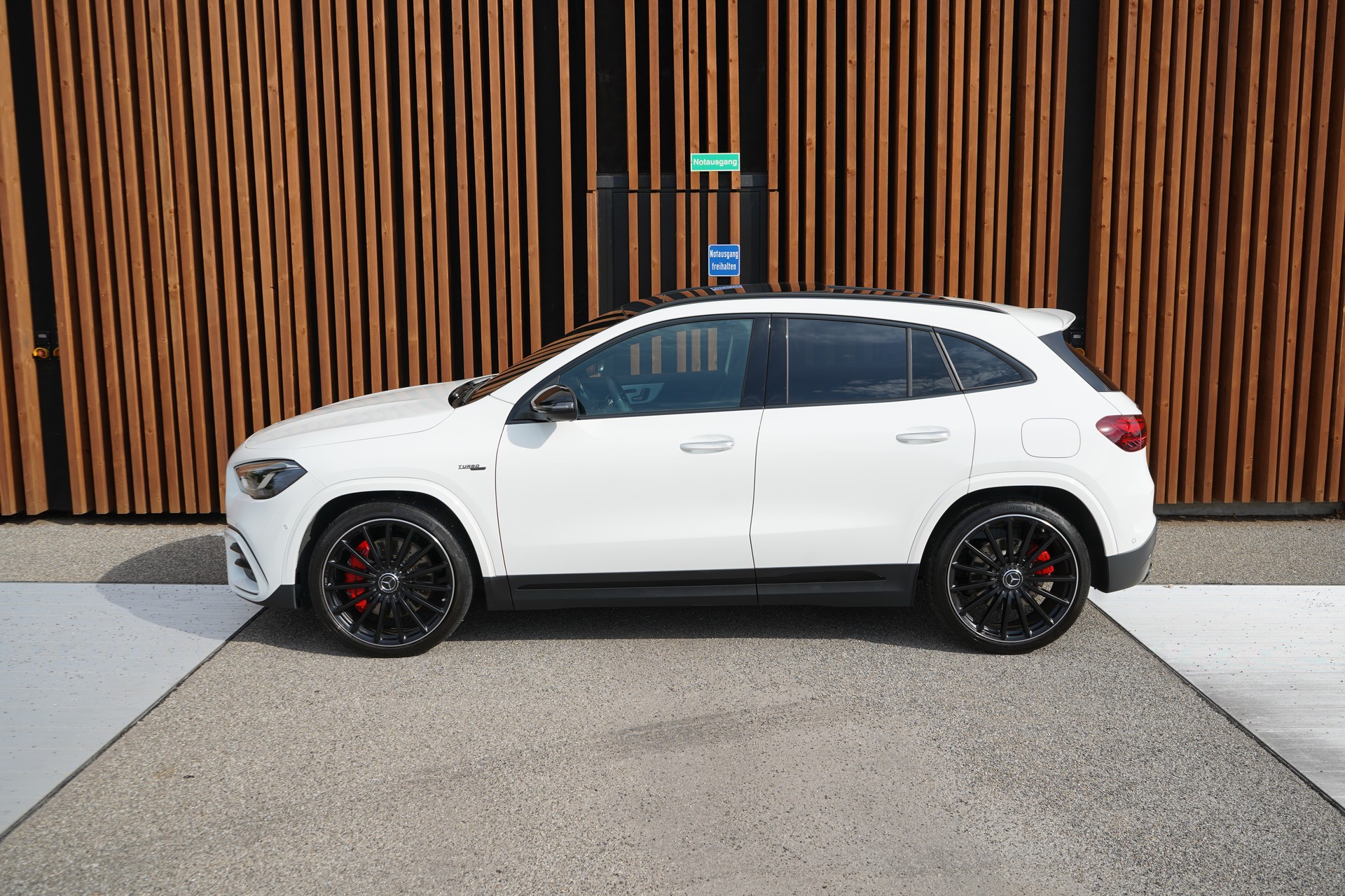 MERCEDES-BENZ GLA AMG 45 S 4MATIC+ NIGHT 8G-DCT l 421 PS-showroom-element-3