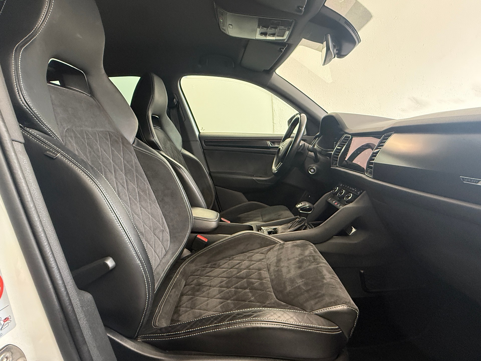 SKODA Kodiaq 2.0 TDI CR Sport Line 4x4 DSG 7 Plätzer AHK der günstigste Sport Line-image-11