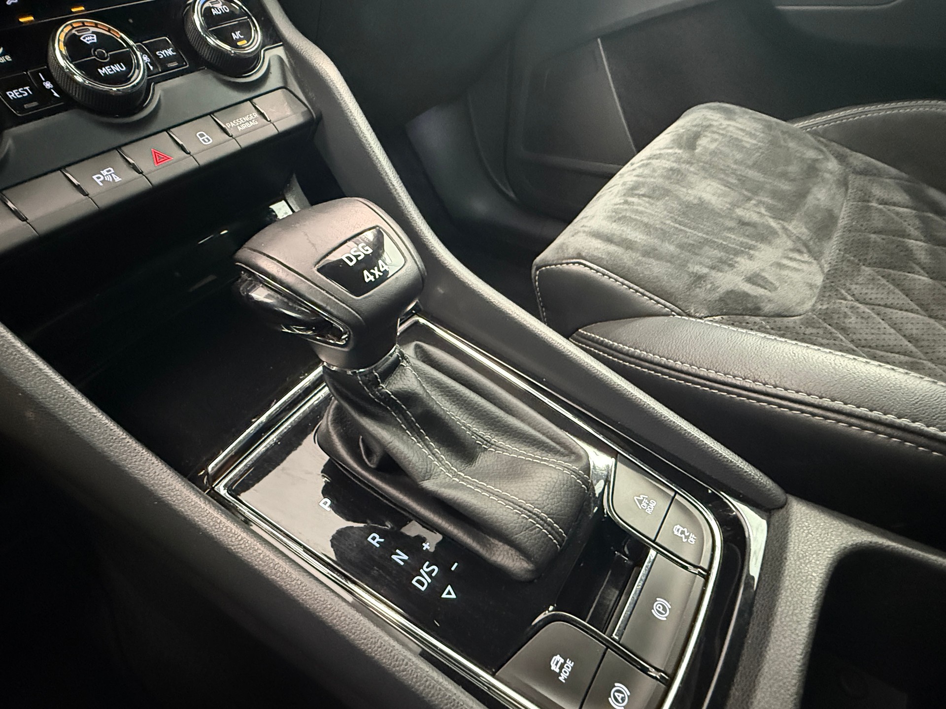 SKODA Kodiaq 2.0 TDI CR Sport Line 4x4 DSG 7 Plätzer AHK der günstigste Sport Line-image-16