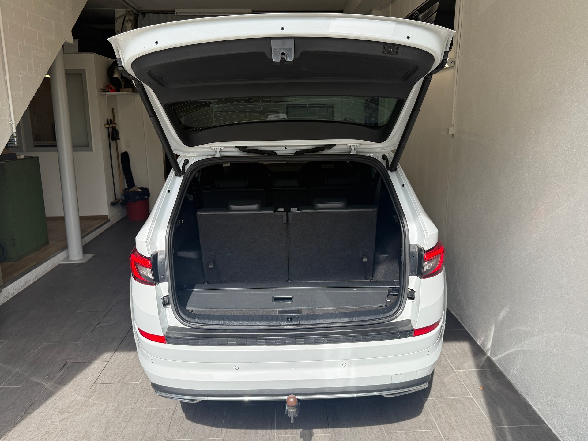 SKODA Kodiaq 2.0 TDI CR Sport Line 4x4 DSG 7 Plätzer AHK der günstigste Sport Line-image-8