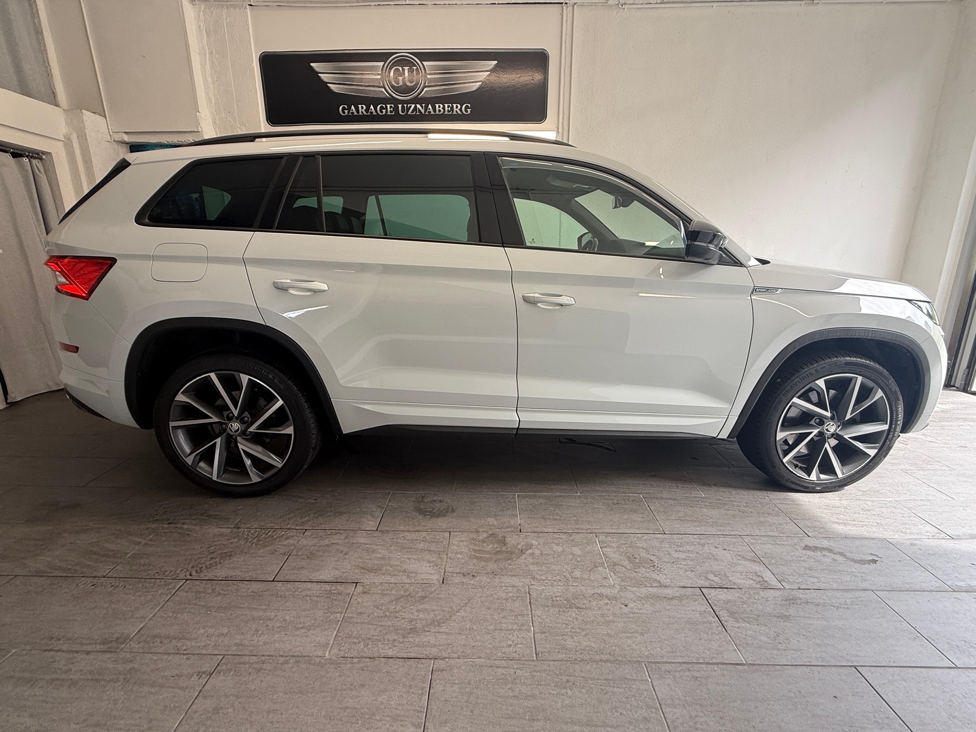 SKODA Kodiaq 2.0 TDI CR Sport Line 4x4 DSG 7 Plätzer AHK der günstigste Sport Line-image-5