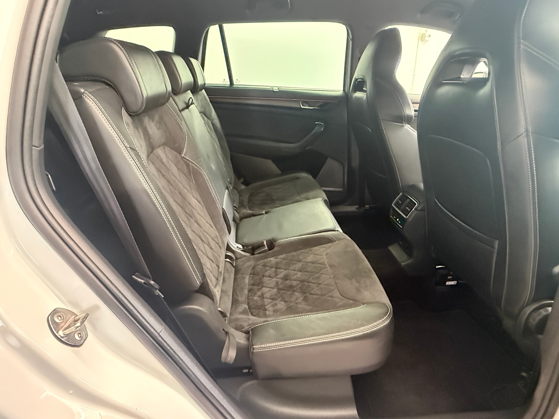 SKODA Kodiaq 2.0 TDI CR Sport Line 4x4 DSG 7 Plätzer AHK der günstigste Sport Line-image-12