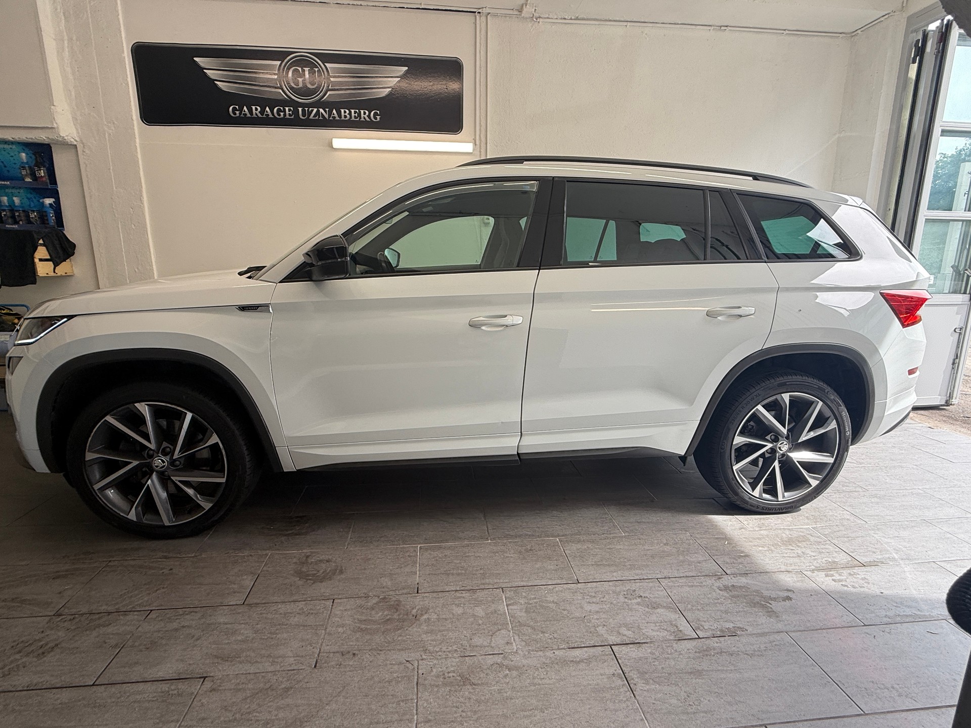 SKODA Kodiaq 2.0 TDI CR Sport Line 4x4 DSG 7 Plätzer AHK der günstigste Sport Line-image-1