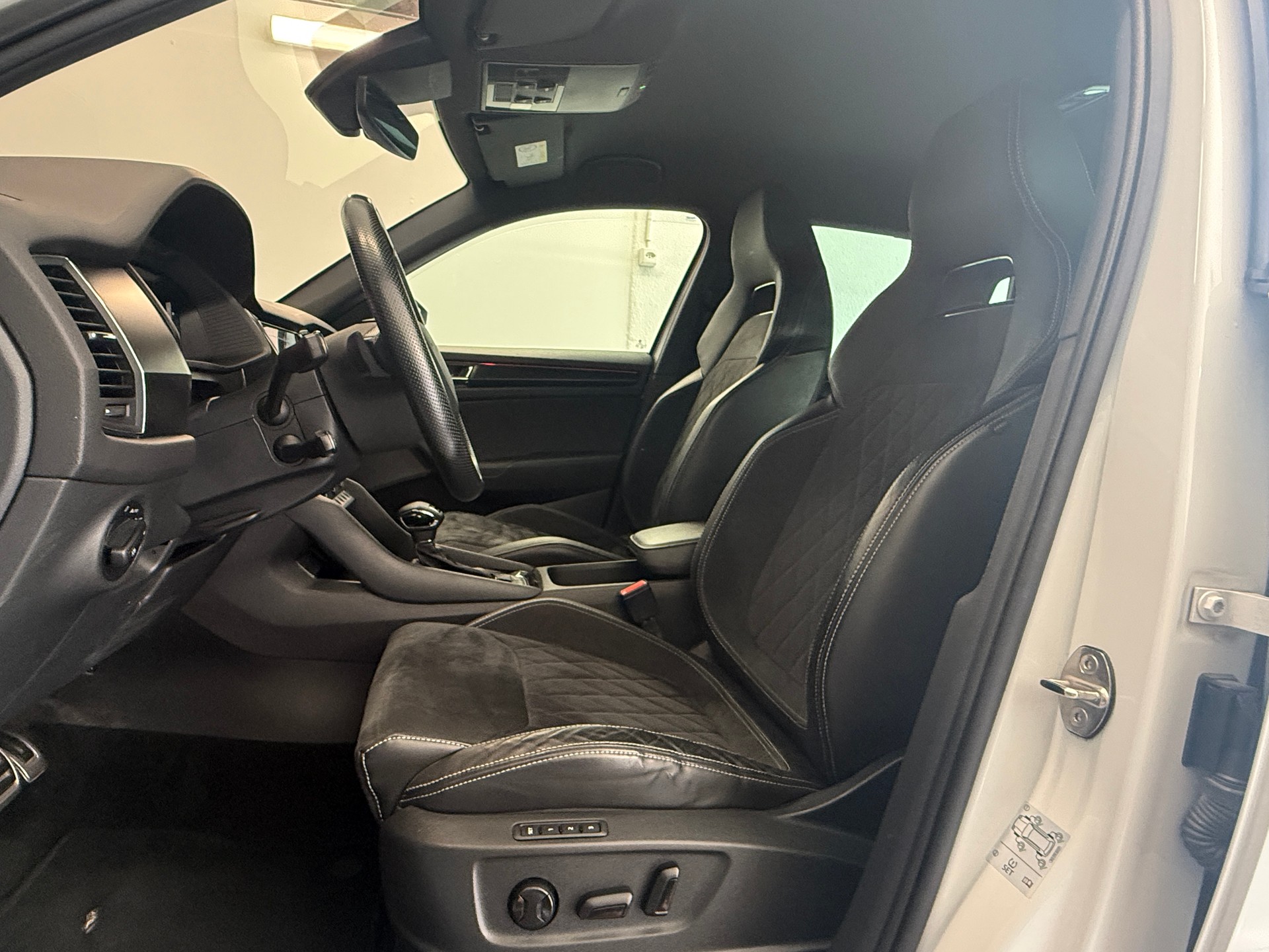 SKODA Kodiaq 2.0 TDI CR Sport Line 4x4 DSG 7 Plätzer AHK der günstigste Sport Line-image-9