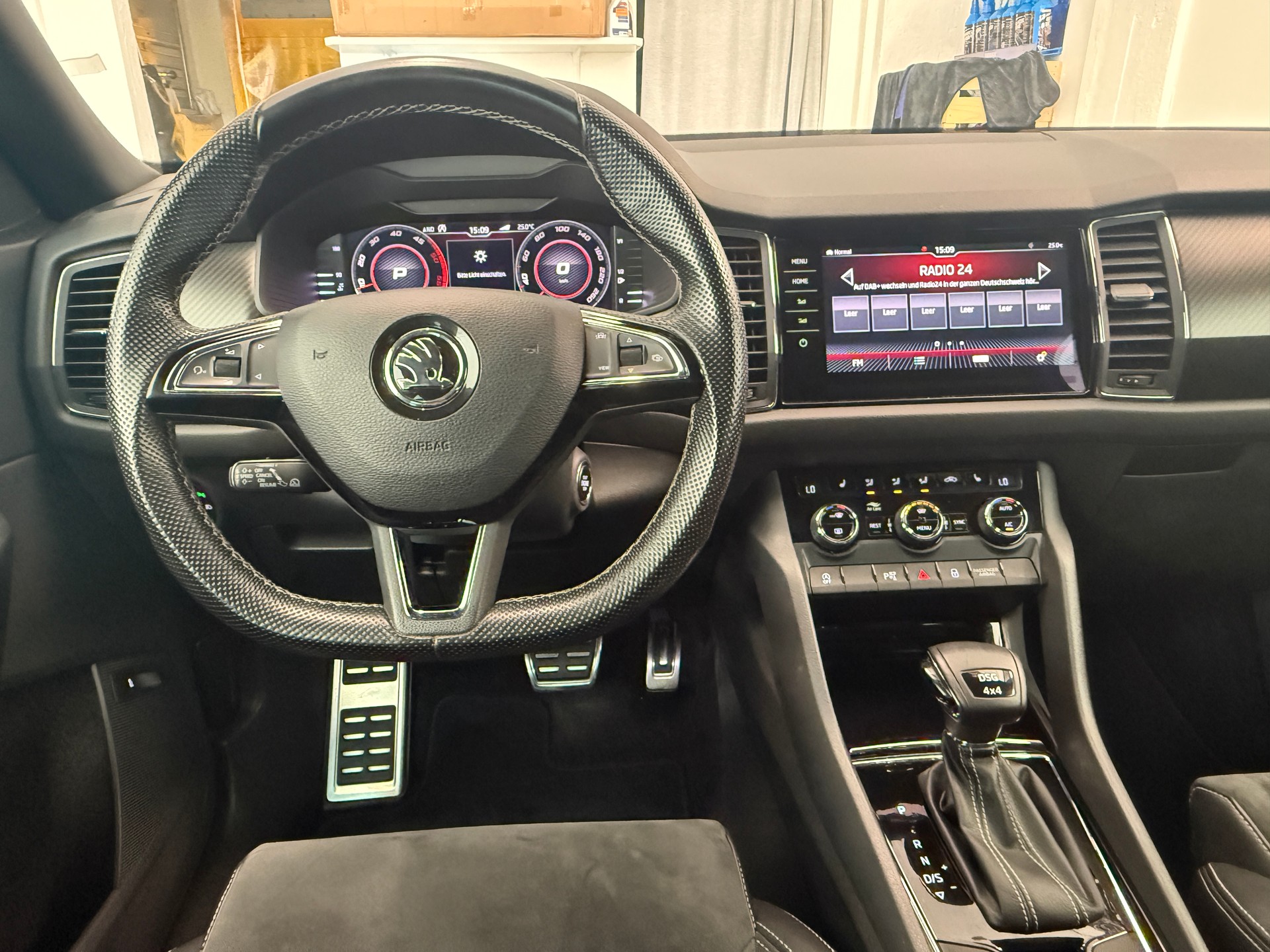 SKODA Kodiaq 2.0 TDI CR Sport Line 4x4 DSG 7 Plätzer AHK der günstigste Sport Line-image-13
