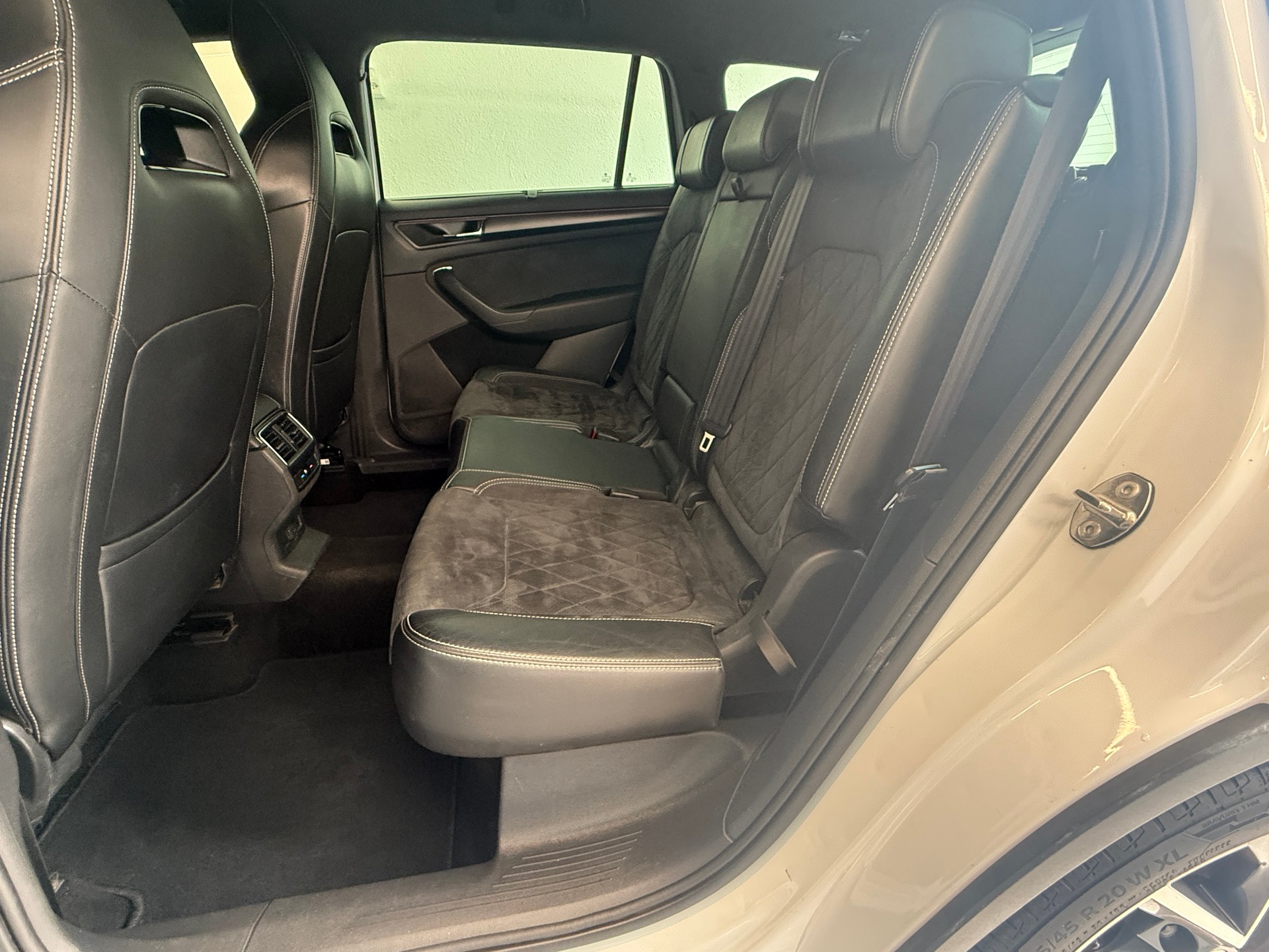 SKODA Kodiaq 2.0 TDI CR Sport Line 4x4 DSG 7 Plätzer AHK der günstigste Sport Line-image-10