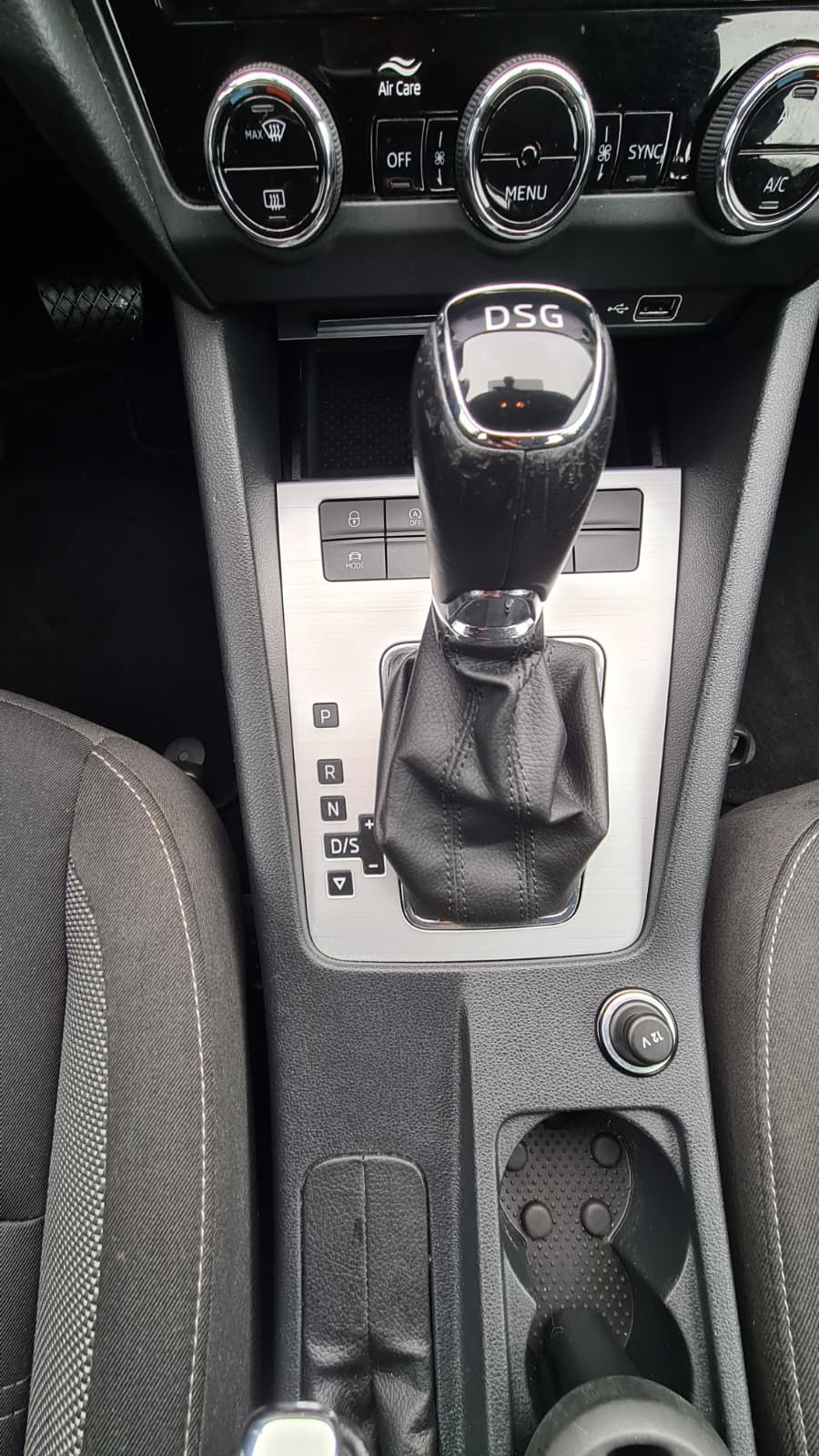 SKODA Octavia Combi 1.6 TDI Ambition DSG ** Gr-Navi ** Abstandsregelsysteme ** Anh-Kupplung ** Frisch Ab MFK & Service **-image-7